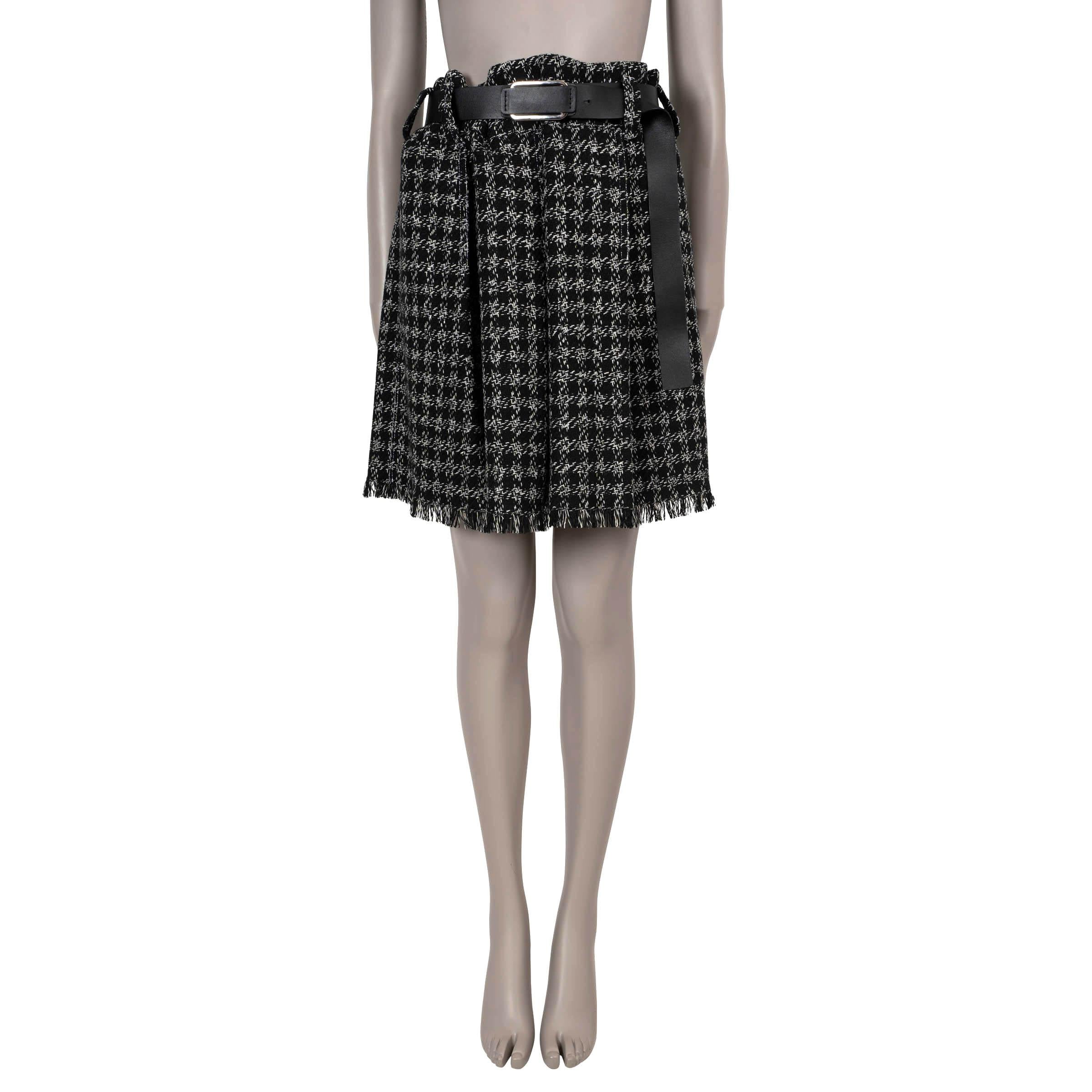 LOUIS VUITTON black white wool 2017 BELTED HOUNDSTOOTH TWEED Skirt 40 M In New Condition For Sale In Zürich, CH