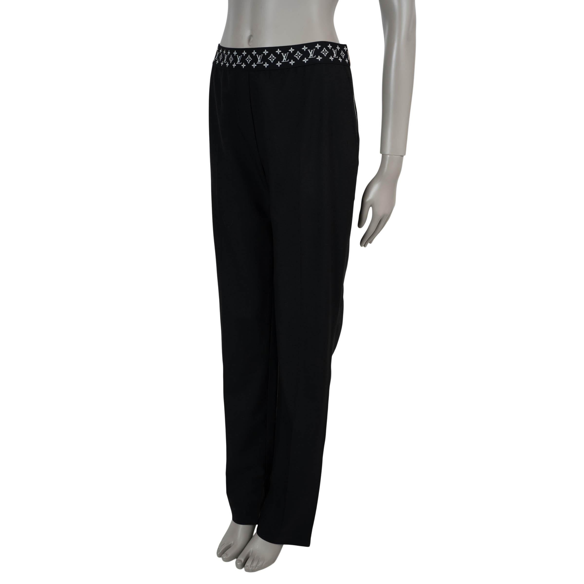 Ce pantalon Louis Vuitton 100% authentique en laine gabardine noire (100%) offre une silhouette élégante et moderne. Conçue avec des jambes droites, elle est dotée d'une ceinture élastique Monogram pour une coupe raffinée et confortable. Une poche