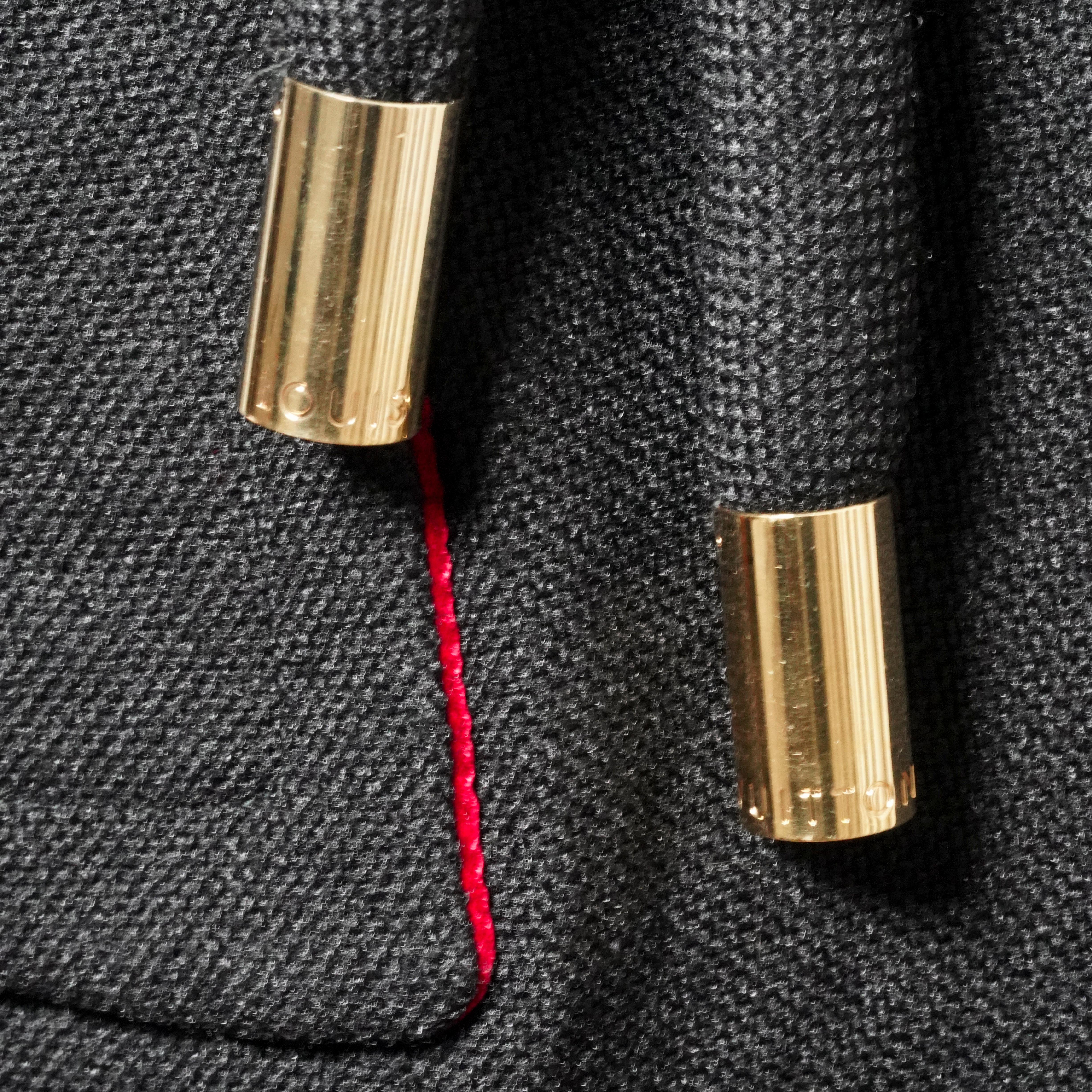 Louis Vuitton Mantel aus schwarzer Wolle mit rotem Samtfutter, CIRCA 2010 für Damen oder Herren im Angebot