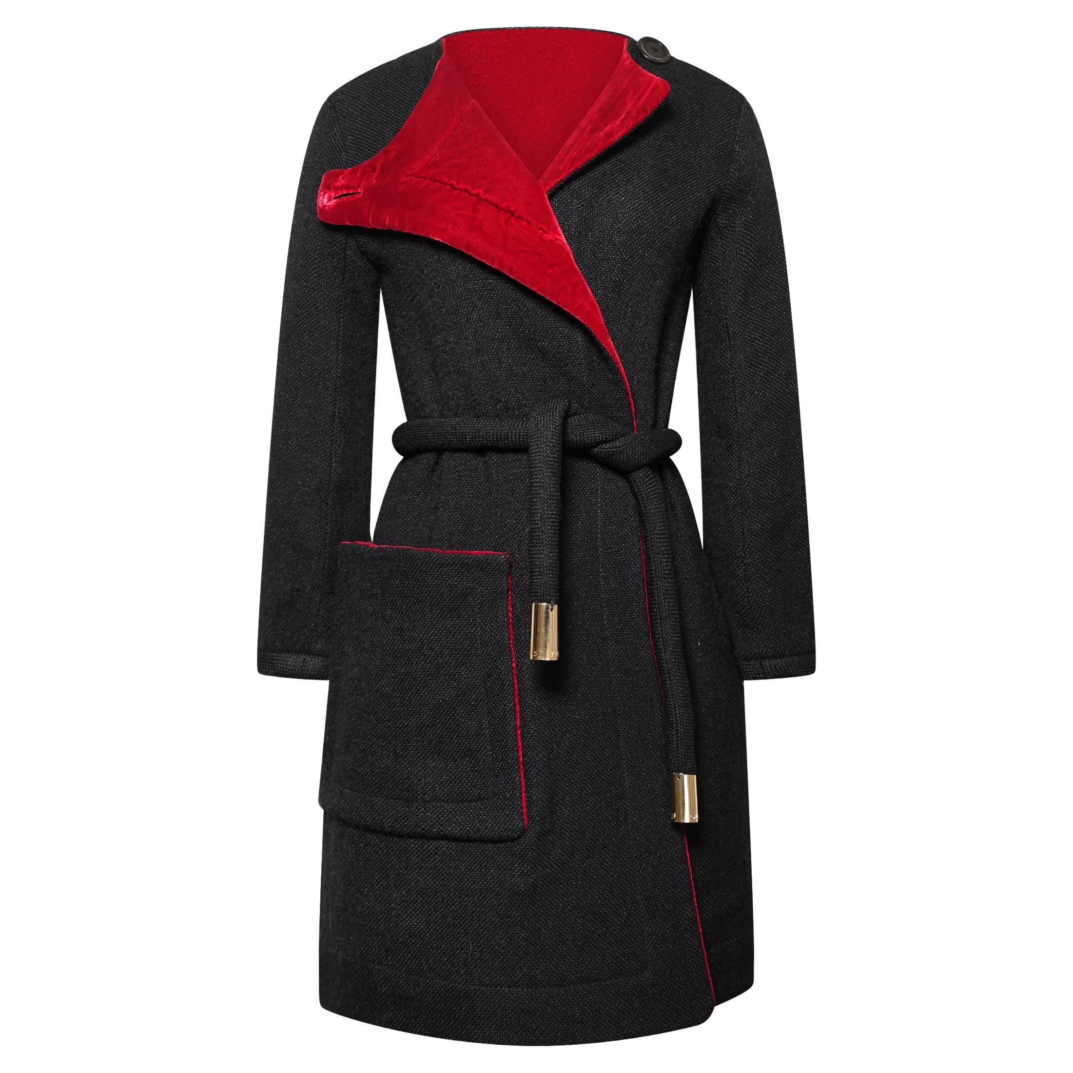 Louis Vuitton Mantel aus schwarzer Wolle mit rotem Samtfutter, CIRCA 2010 im Angebot