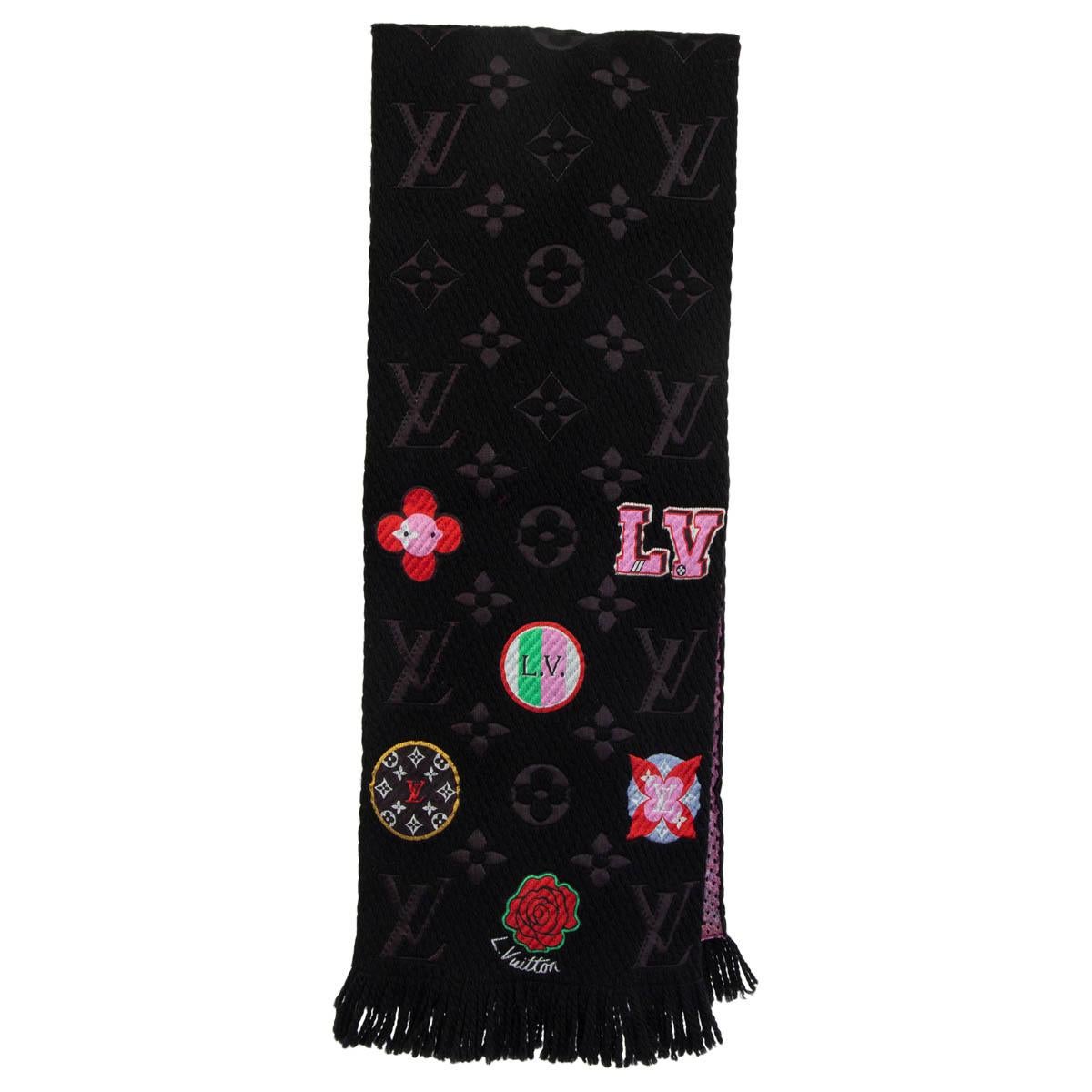 100% authentic Louis Vuitton Stories Logomania fringe shawl in black wool (74%) and silk (26%) with signature House motifs, including Monogram flowers, in the form of colorful patches. The designs are layered over an allover Monogram jacquard weave.