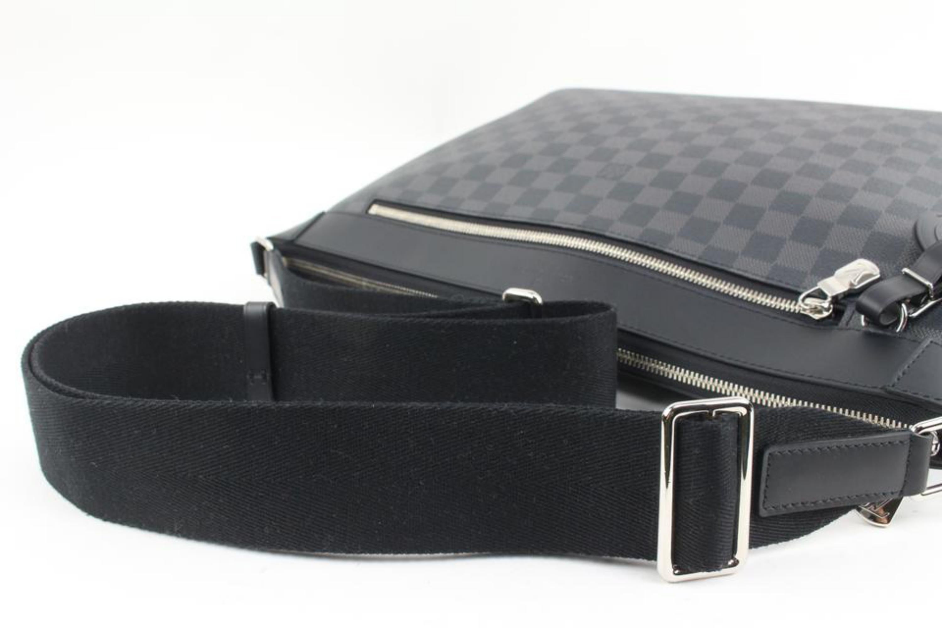 Louis Vuitton Black x Grey Damier Graphite Mick MM Messenger Crossbody Bag 34lv3 For Sale 2