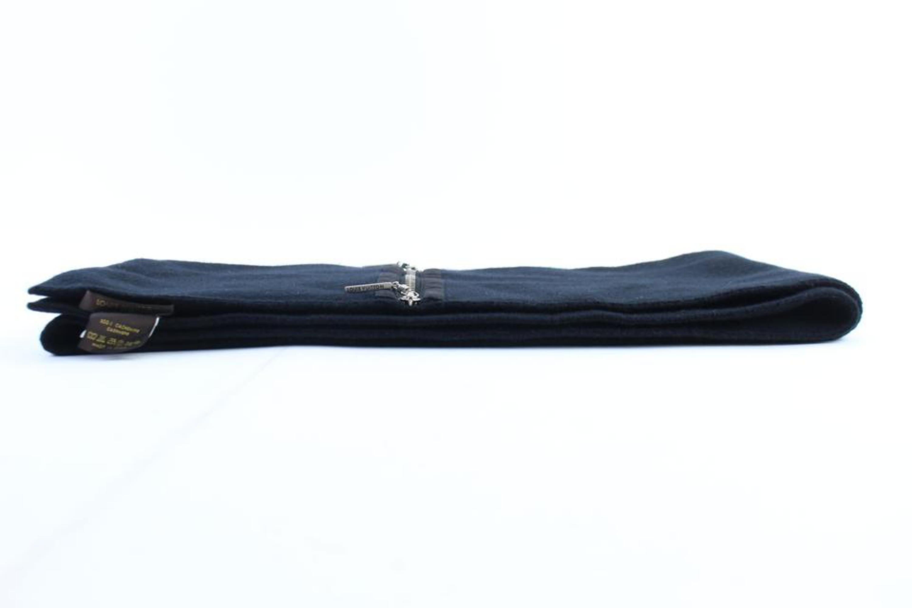 Louis Vuitton Black Zip Pocket 225527 Scarf/Wrap For Sale 5