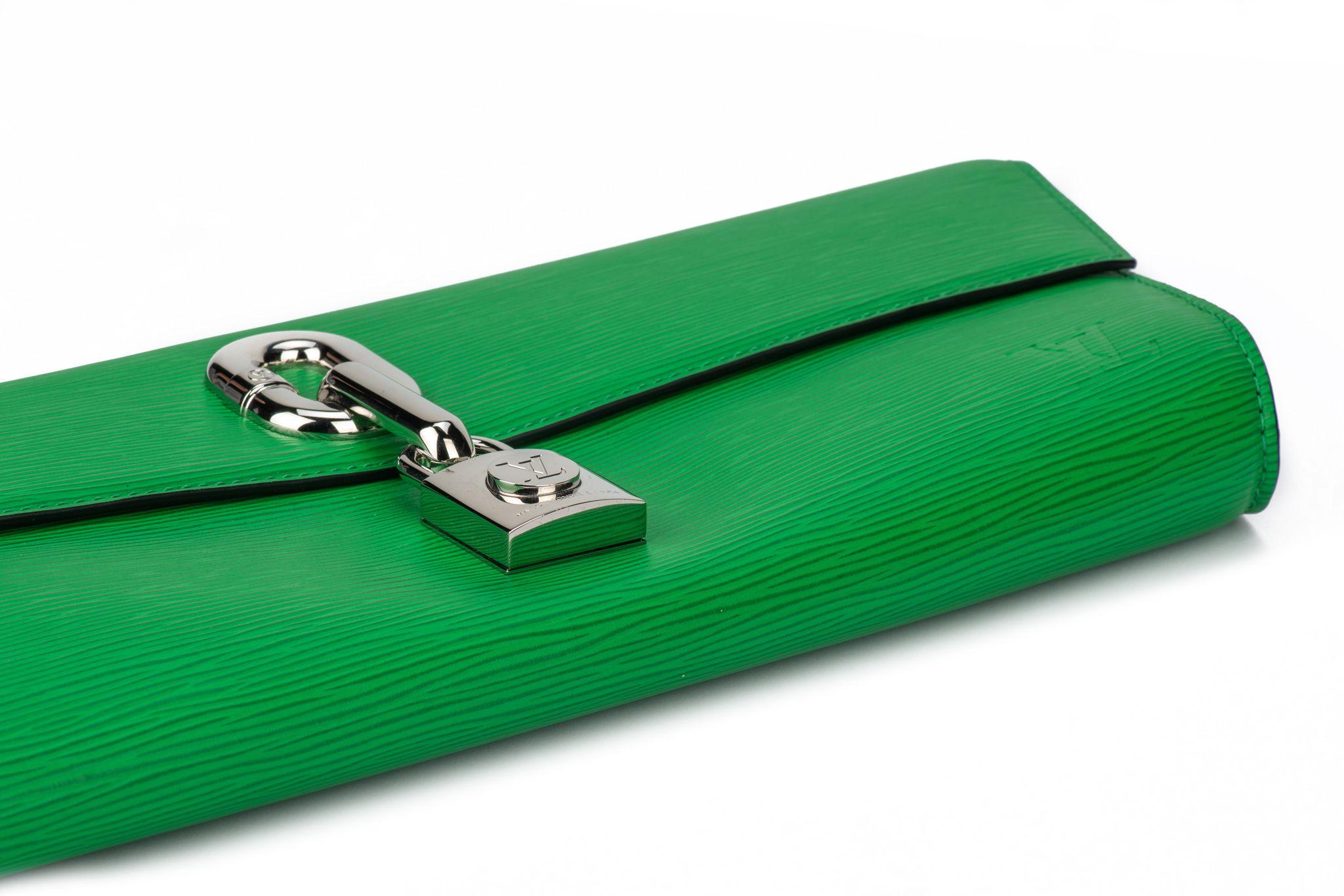 Vert Louis Vuitton - Pochette à lame en cuir épi en vente