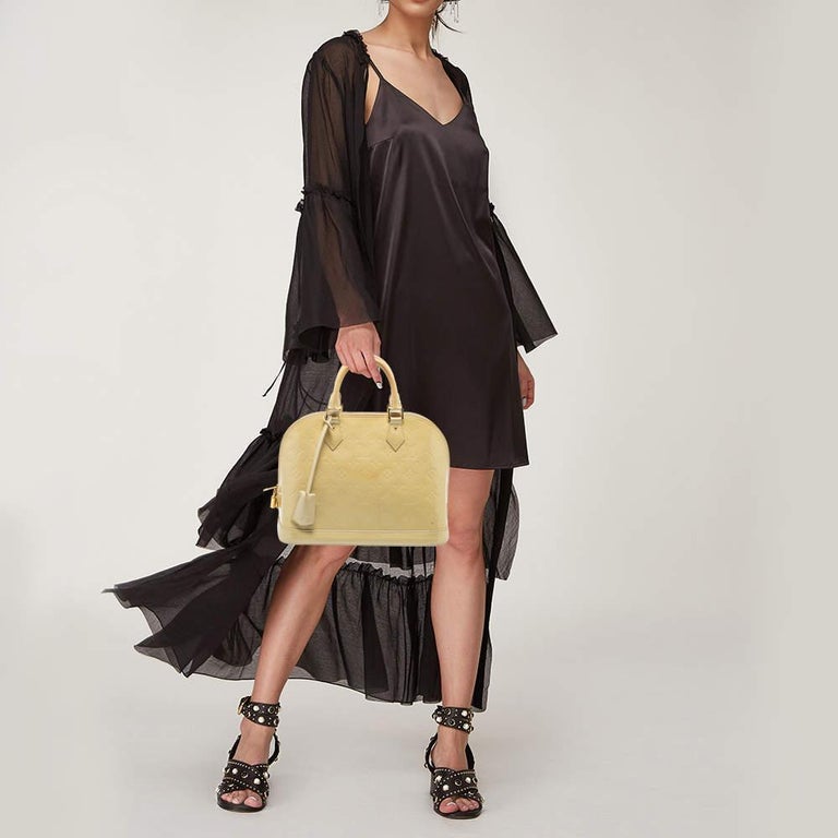 Louis Vuitton Blanc Corail Monogram Vernis Alma PM Bag In Good Condition For Sale In Dubai, Al Qouz 2
