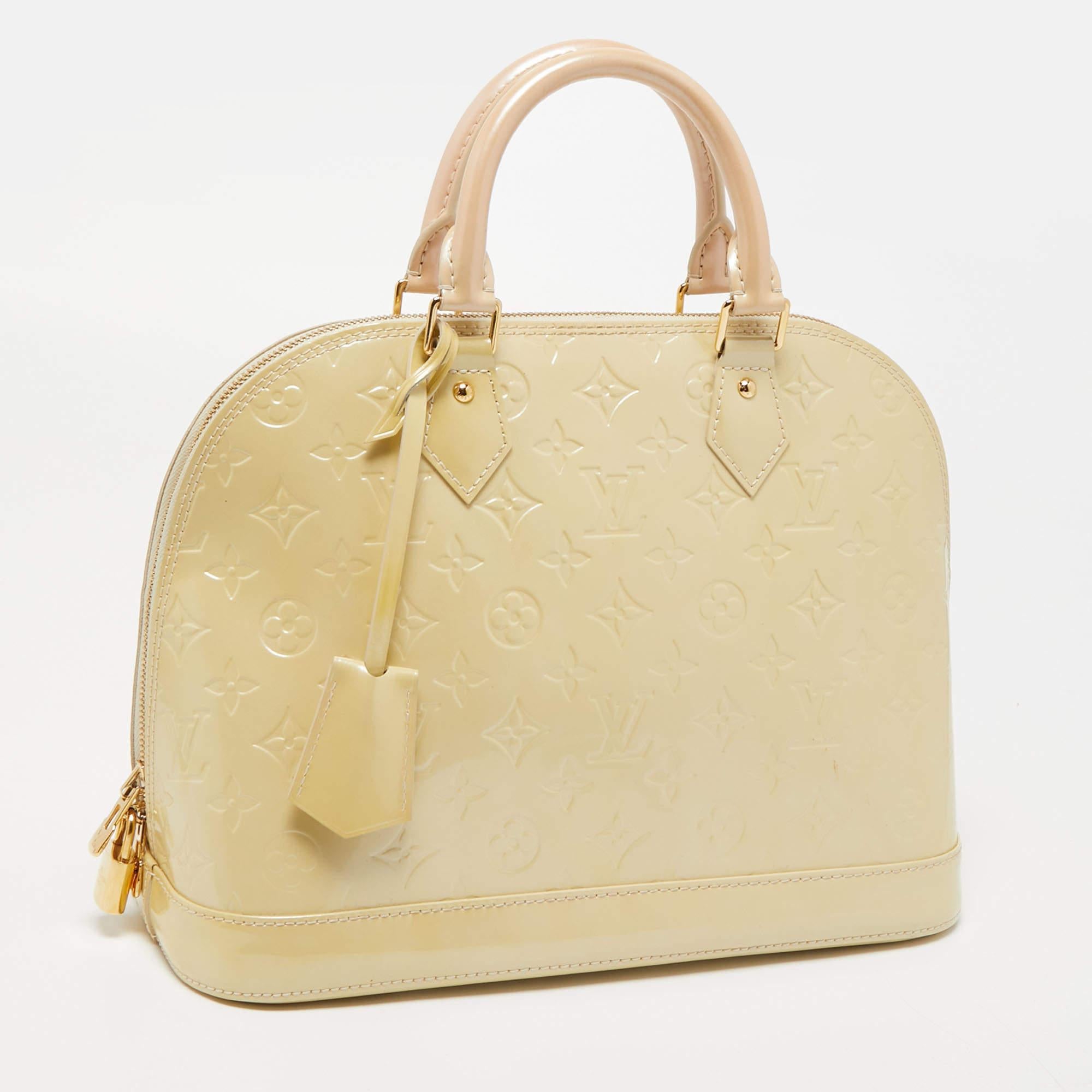 Louis Vuitton Blanc Corail Monogram Vernis Alma PM Bag In Good Condition In Dubai, Al Qouz 2