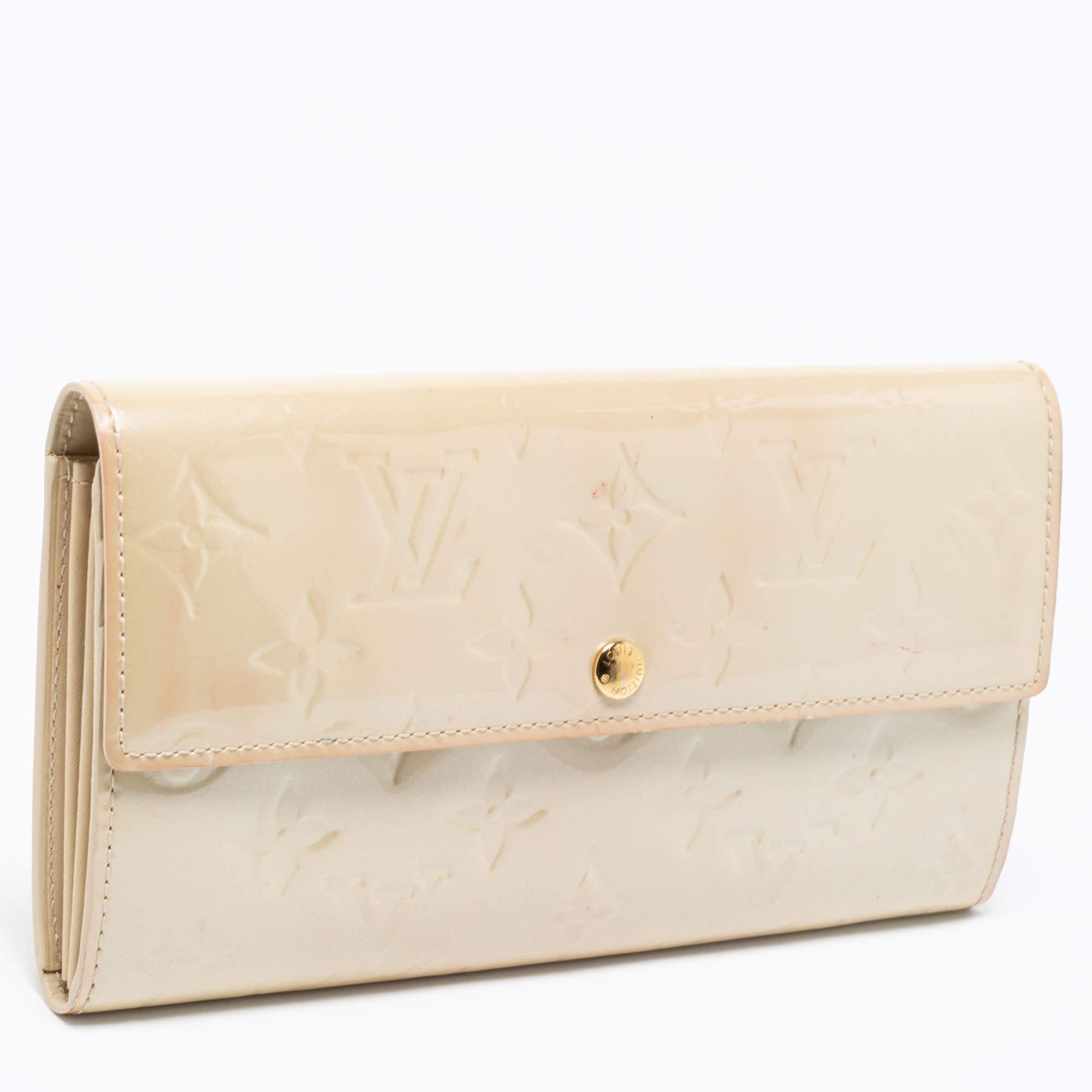 Louis Vuitton Blanc Corail Monogram Vernis Leather Sarah Wallet In Good Condition In Dubai, Al Qouz 2