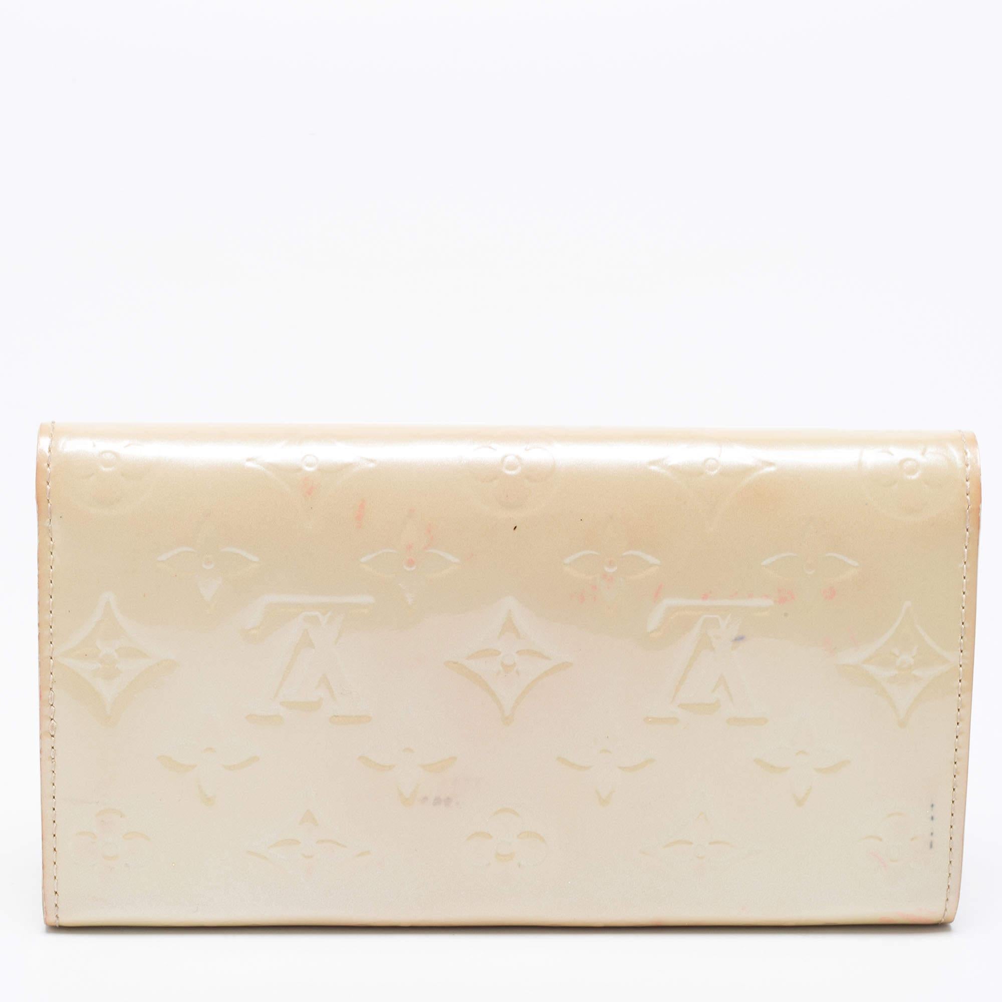 Women's Louis Vuitton Blanc Corail Monogram Vernis Leather Sarah Wallet