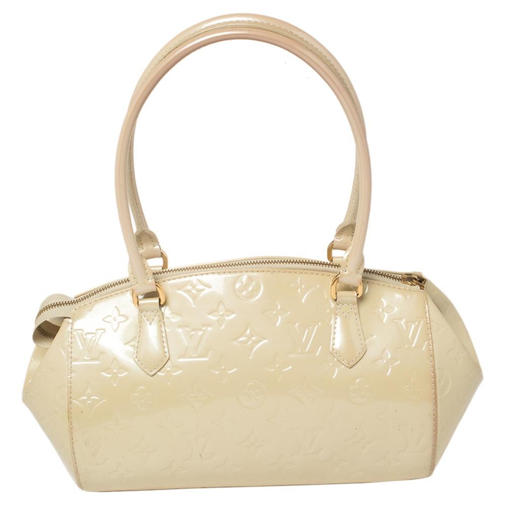 The Vernis range of handbags by Louis Vuitton is famous and sought after by women worldwide. This Sherwood bag is a creation you will love to own. It has been crafted from monogram Vernis leather and styled with a zipper that opens to a well-sized