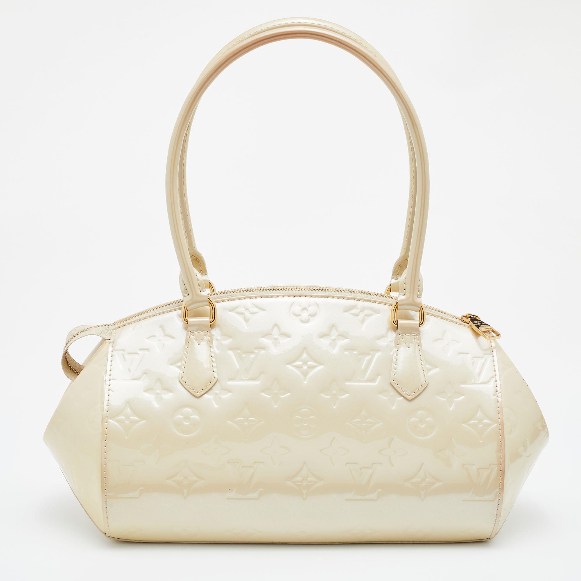 The Vernis range of handbags by Louis Vuitton is famous and sought after by women worldwide. This Sherwood bag is a creation you will love to own. It has been crafted from monogram Vernis leather and styled with a zipper that opens to a well-sized