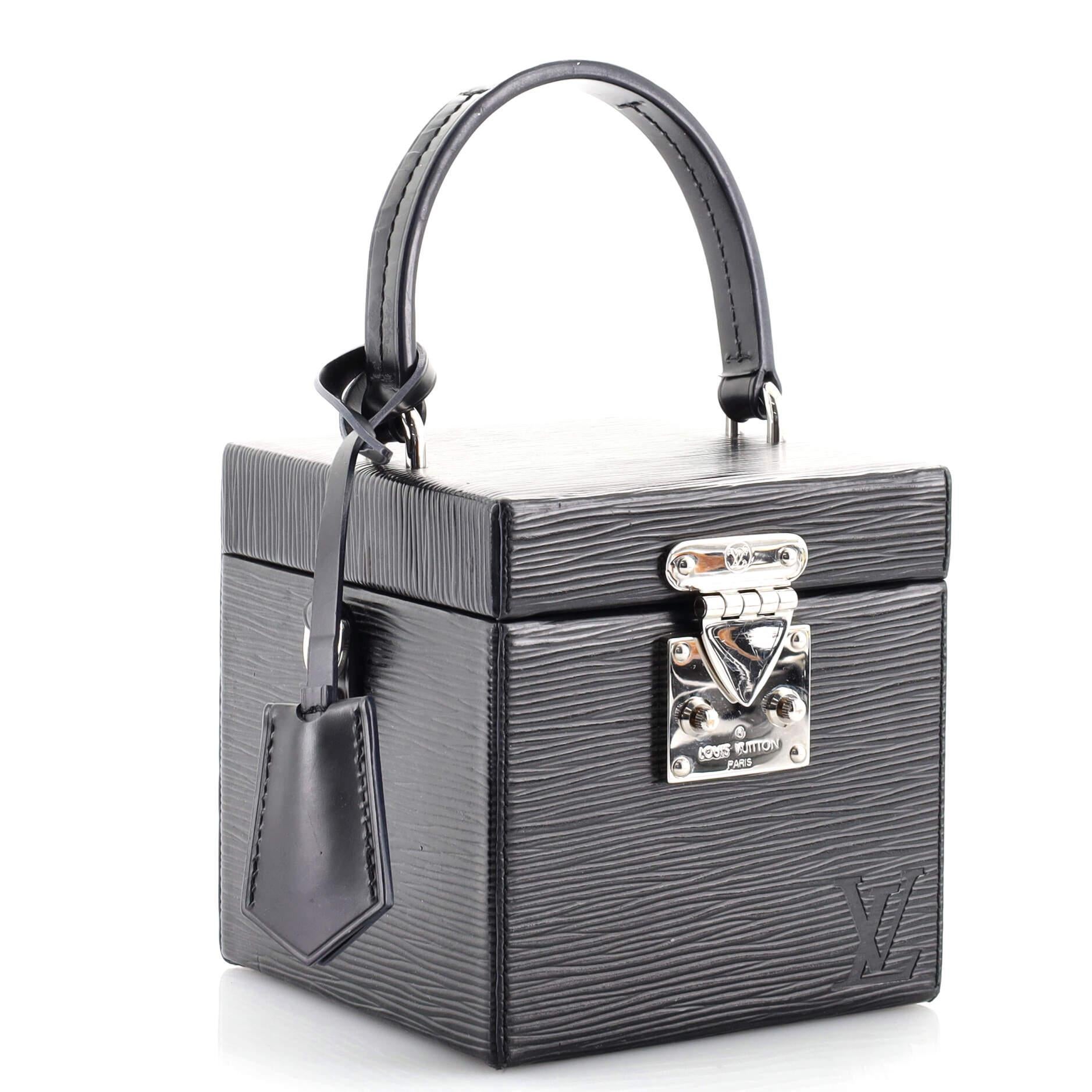 Condition: Very good. Scuffs on exterior, indentations on base, wear on exterior corners, Creasing on handle, cracking on handle wax edges, glitter, scuffs and marks in interior, scratches on hardware.
Accessories: Clochette, With