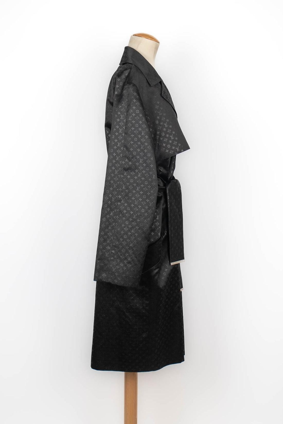 Louis Vuitton - (Made in France) Monogramed blended silk unisex trench coat. Size 42FR.

Additional information:
Condition: Very good condition
Dimensions: Shoulder width: 47 cm - Sleeve length: 67 cm - Length: 110 cm

Seller Reference: M52