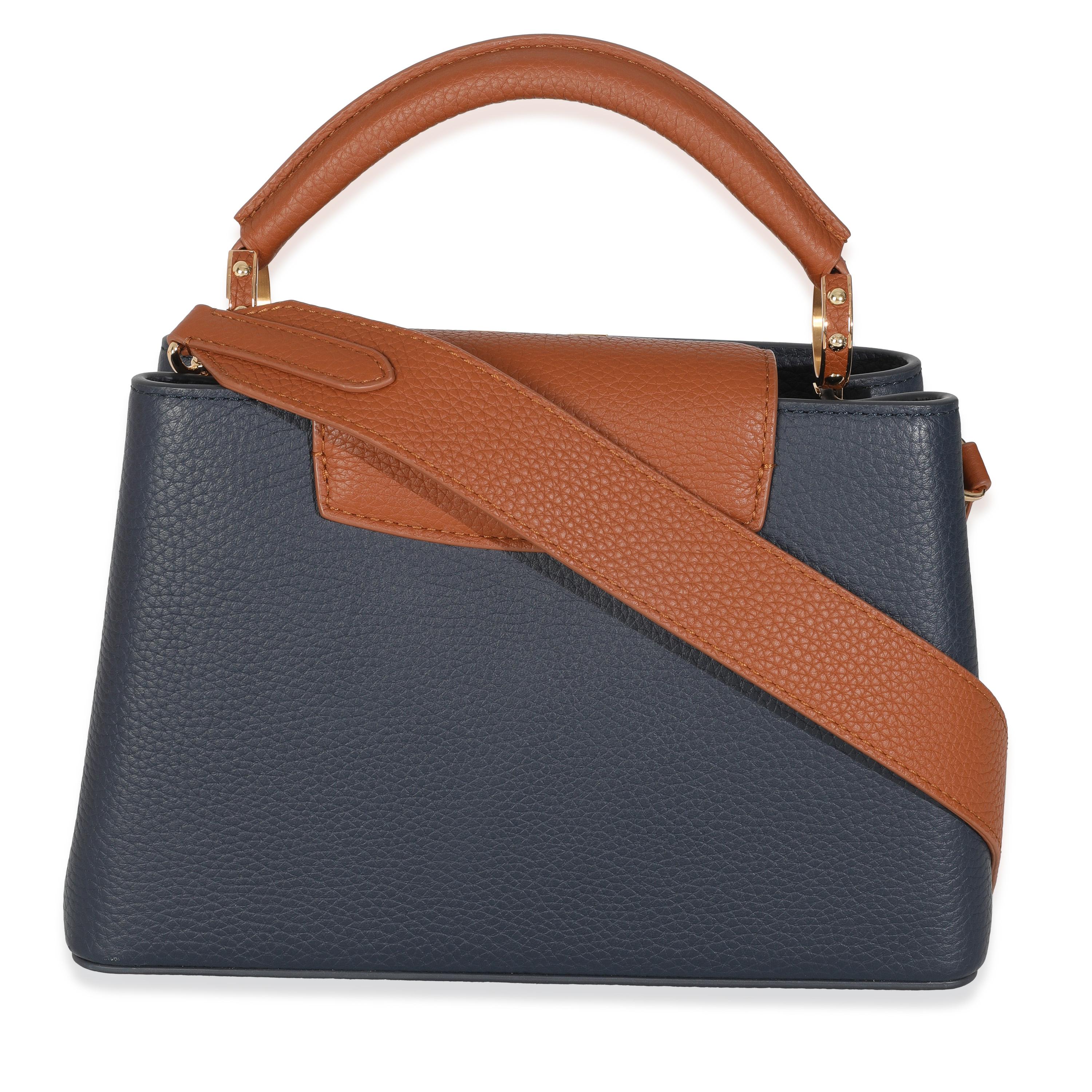 Listing Title : Louis Vuitton Bleu De France Bleu Taurillon Studded Capucines BB
SKU : Z147592
Condit : Usagé 
Description de l'état : Le sac Capucines de Louis Vuitton a été créé en respectant les codes de la marque. Le sac Capucines, qui incarne
