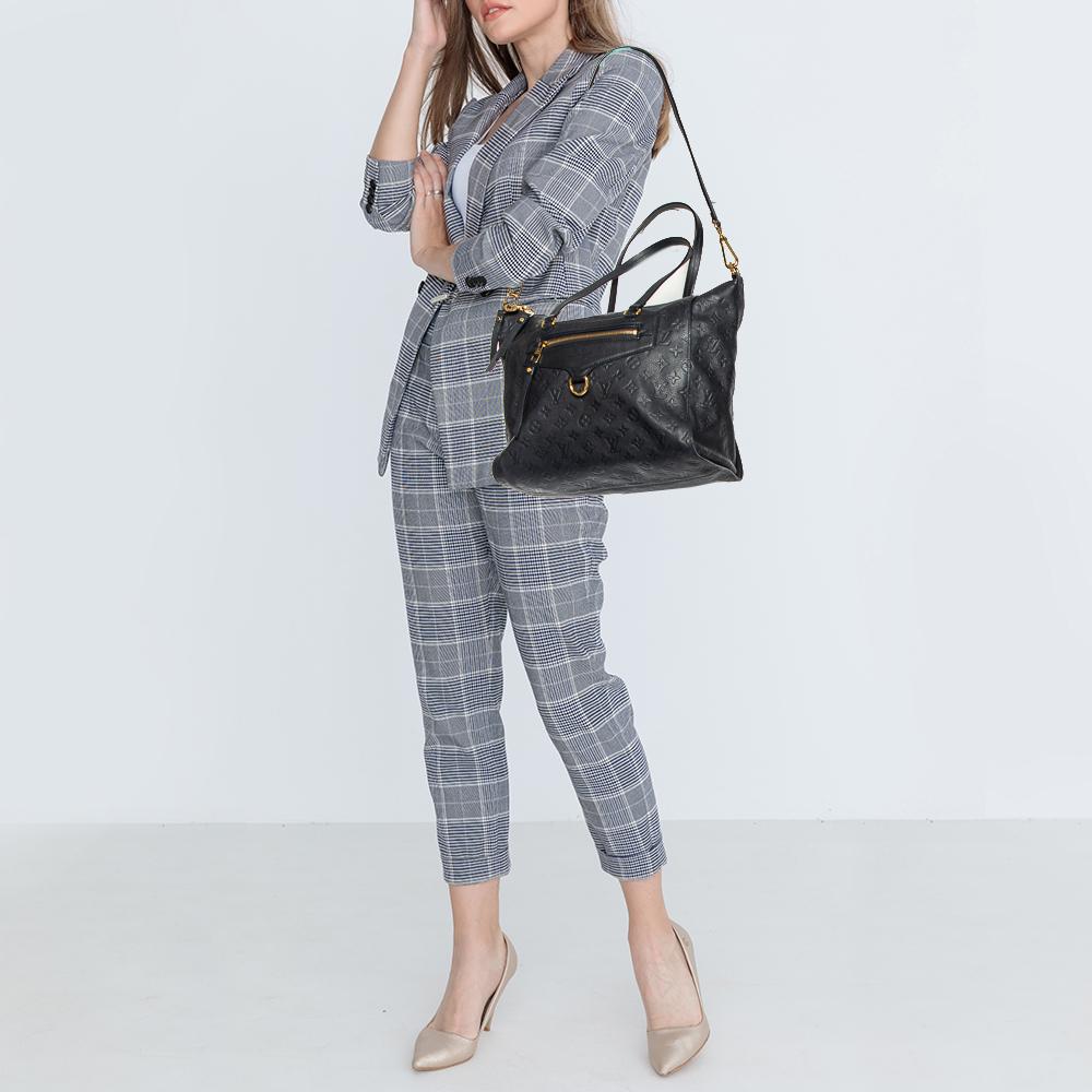 Louis Vuitton's handbags are popular owing to their high style and functionality. This Lumineuse bag, like all the other handbags, is durable and stylish. Crafted from Monogram Empreinte leather, the bag comes with two flat top handles, a front zip