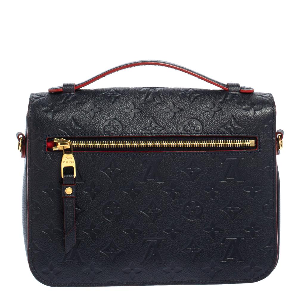 This elegant pochette Metis bag from Louis Vuitton is simple in design. Crafted from Monogram Empreinte leather, the bag features a front flap with a gold-tone engraved push-lock closure. A single top handle and a detachable shoulder strap ensure