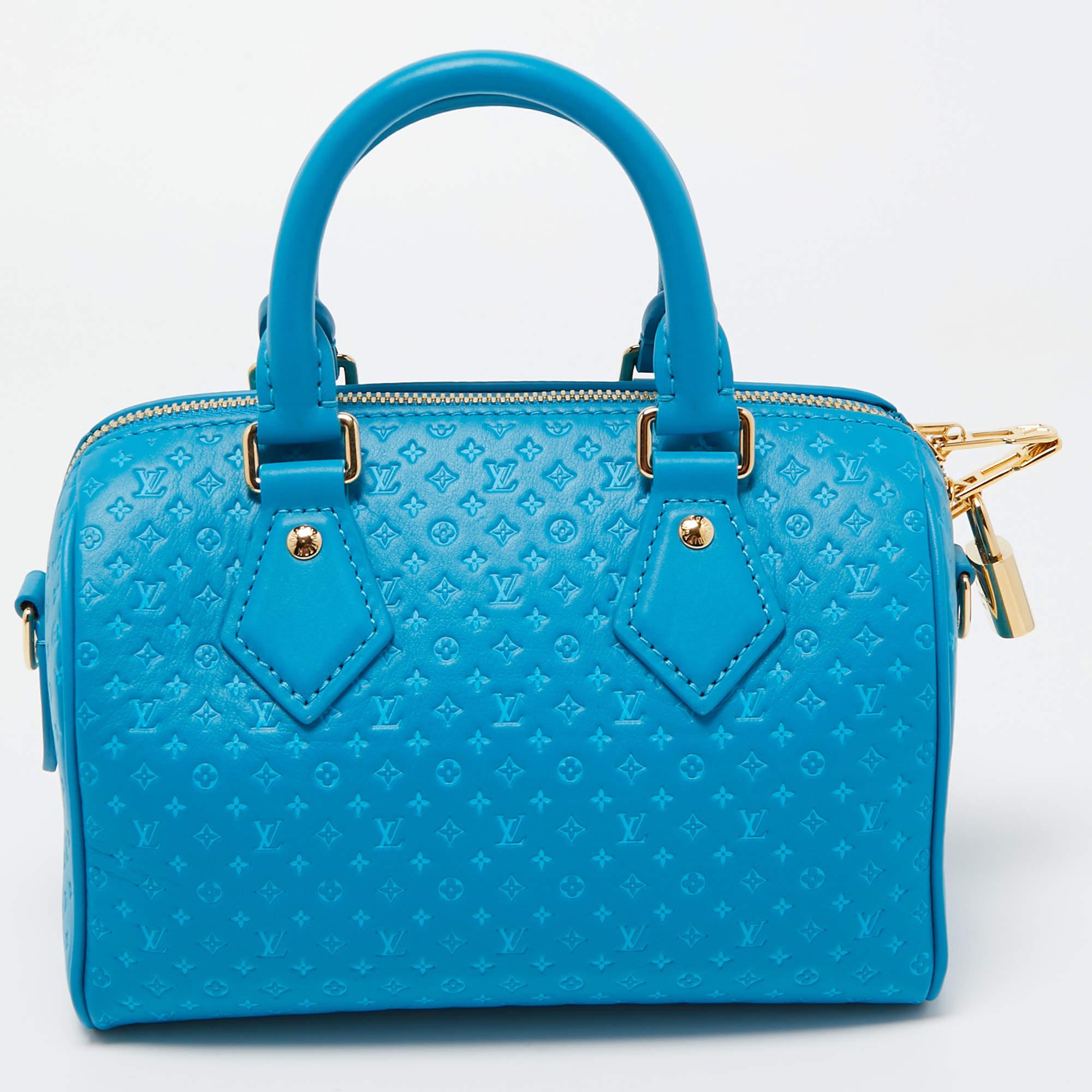 Louis Vuitton's handbags are popular owing to their high style and functionality. This bag, like all their designs, is durable and stylish. Exuding a fine finish, the bag is designed to give a luxurious experience. The interior has enough space to