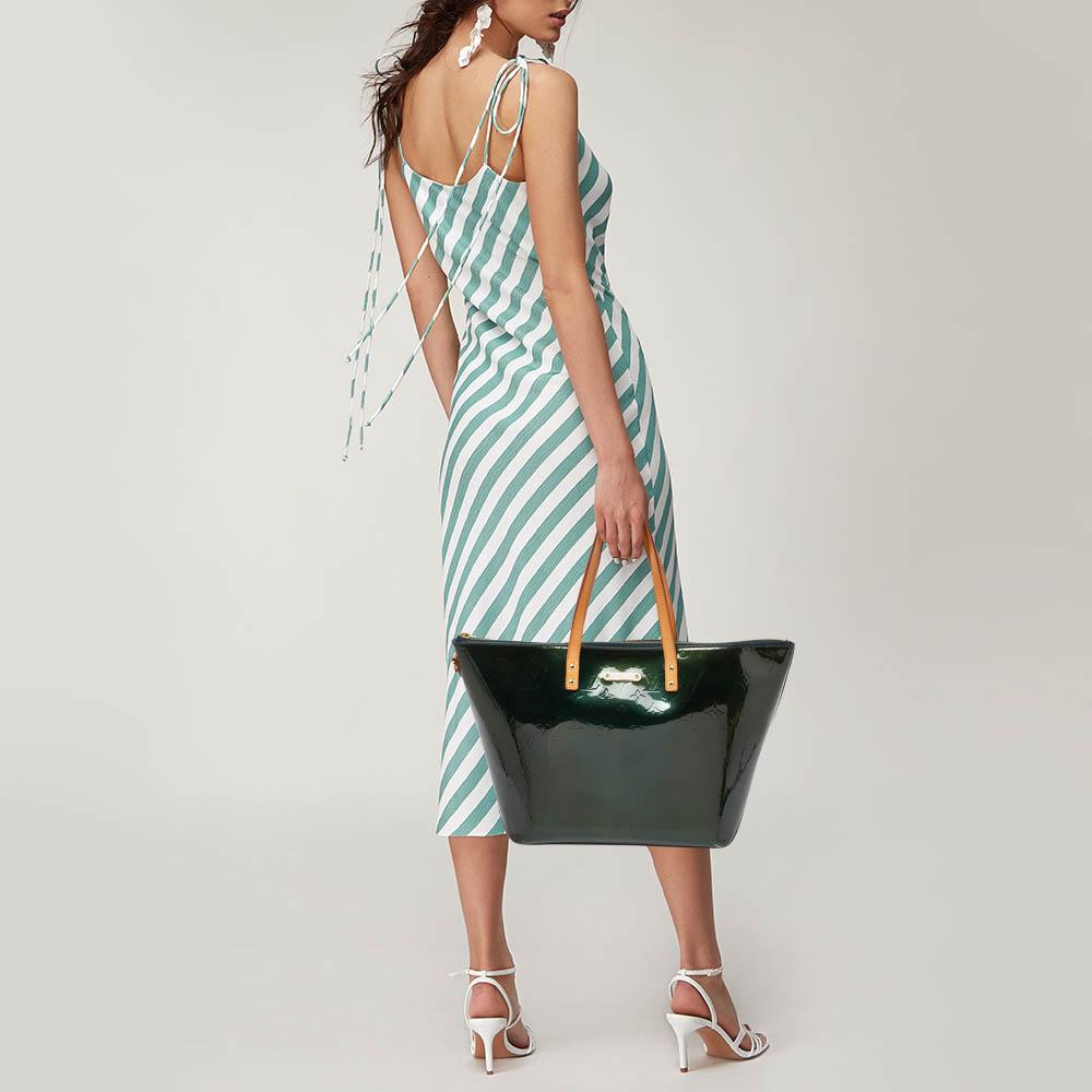 Designer bags are ideal companions for ample occasions! Here we have a fashion-meets-functionality piece crafted with precision. It has been equipped with a well-sized interior that can easily fit all your essentials.