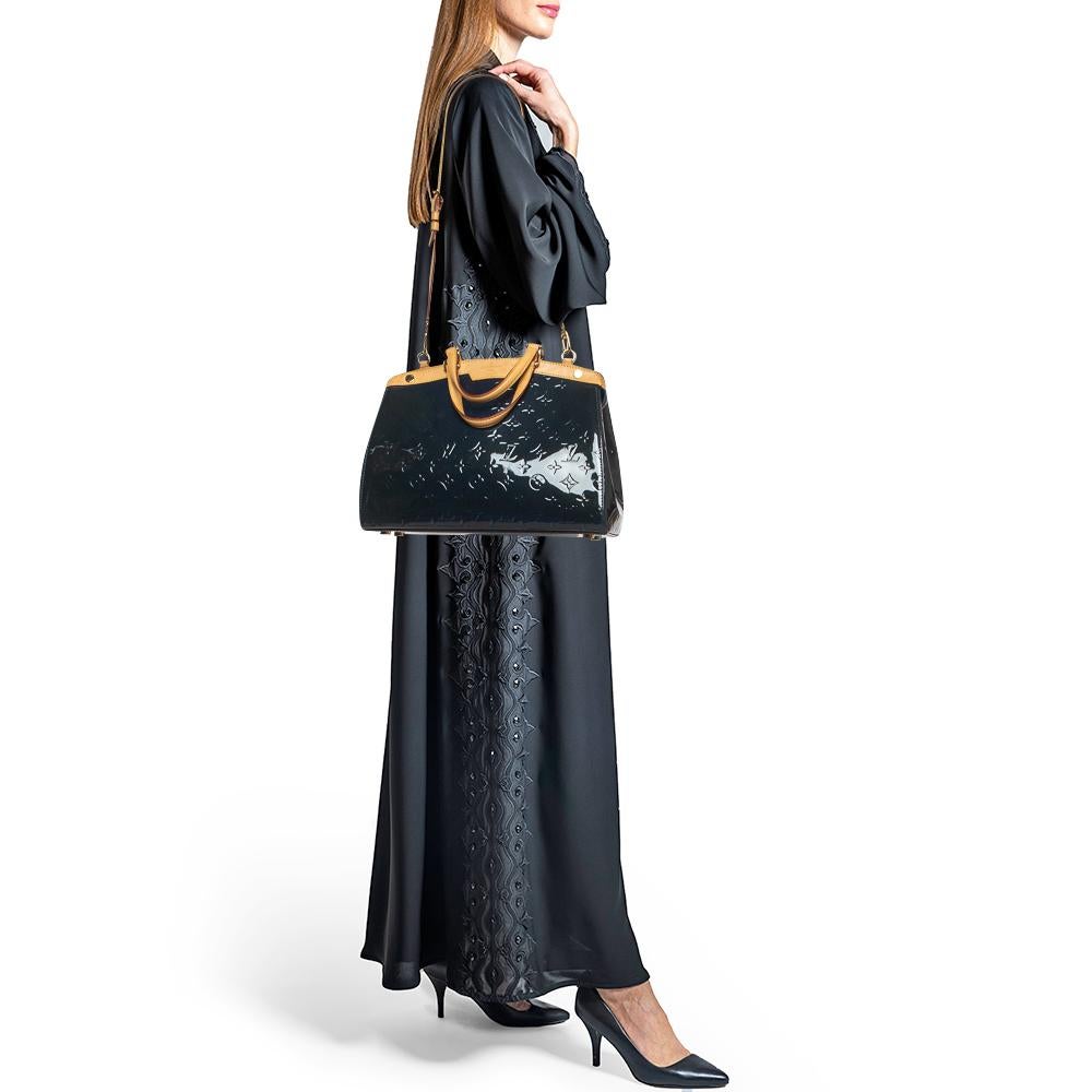 Louis Vuitton Bleu Nuit Monogram Vernis Brea MM Bag In Good Condition For Sale In Dubai, Al Qouz 2