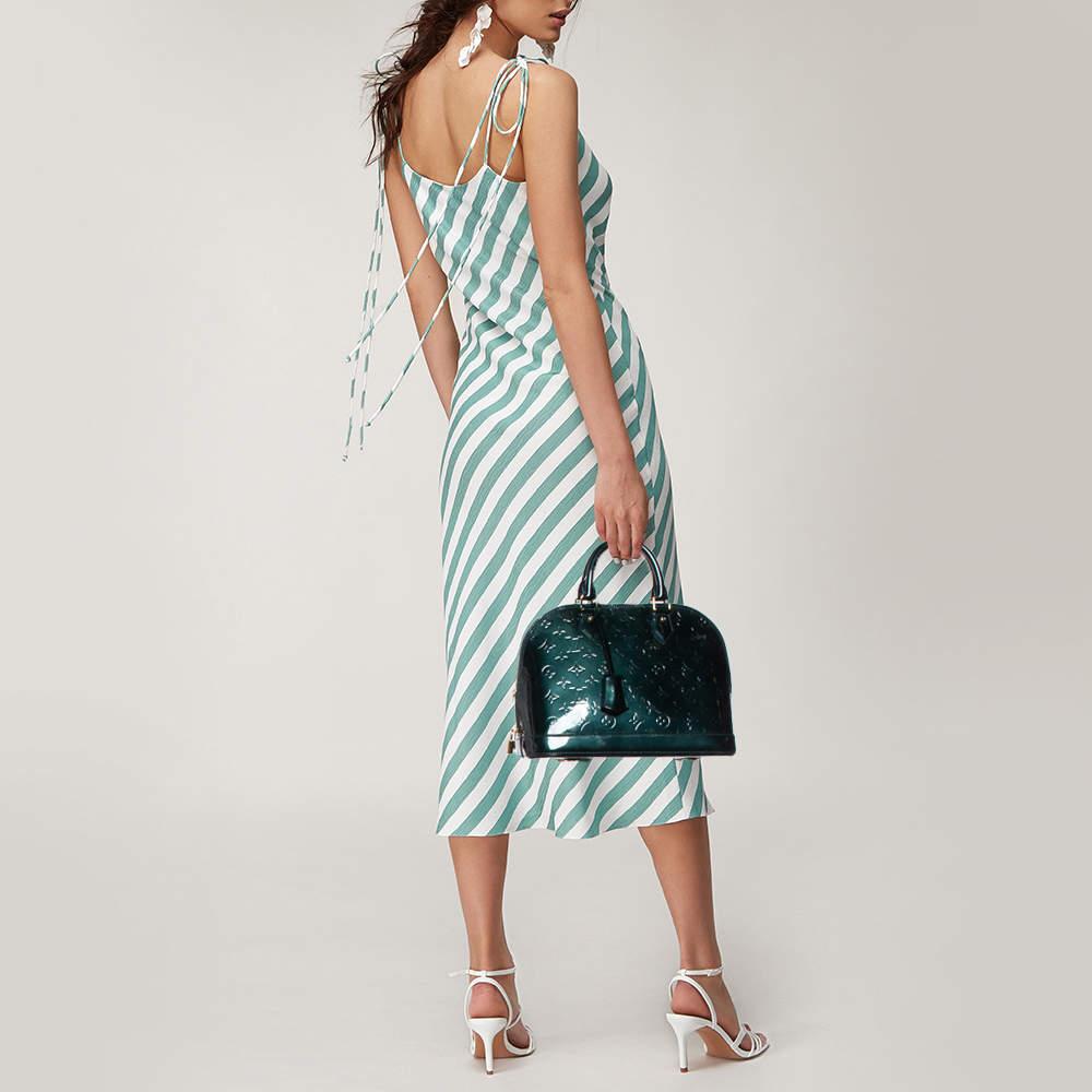 Louis Vuittons creations are popular owing to their high style and functionality. This bag  like all the other handbags  is durable and stylish. Exuding a fine finish  the bag is designed to give a luxurious experience. The interior has enough space