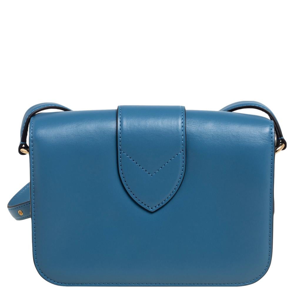 This stylish shoulder bag by Louis Vuitton translates the label's timeless aesthetic and impeccable know-how seamlessly. It gets its name from the famous Paris’ Pont Neuf bridge that is situated close to the brand's headquarters in the city of