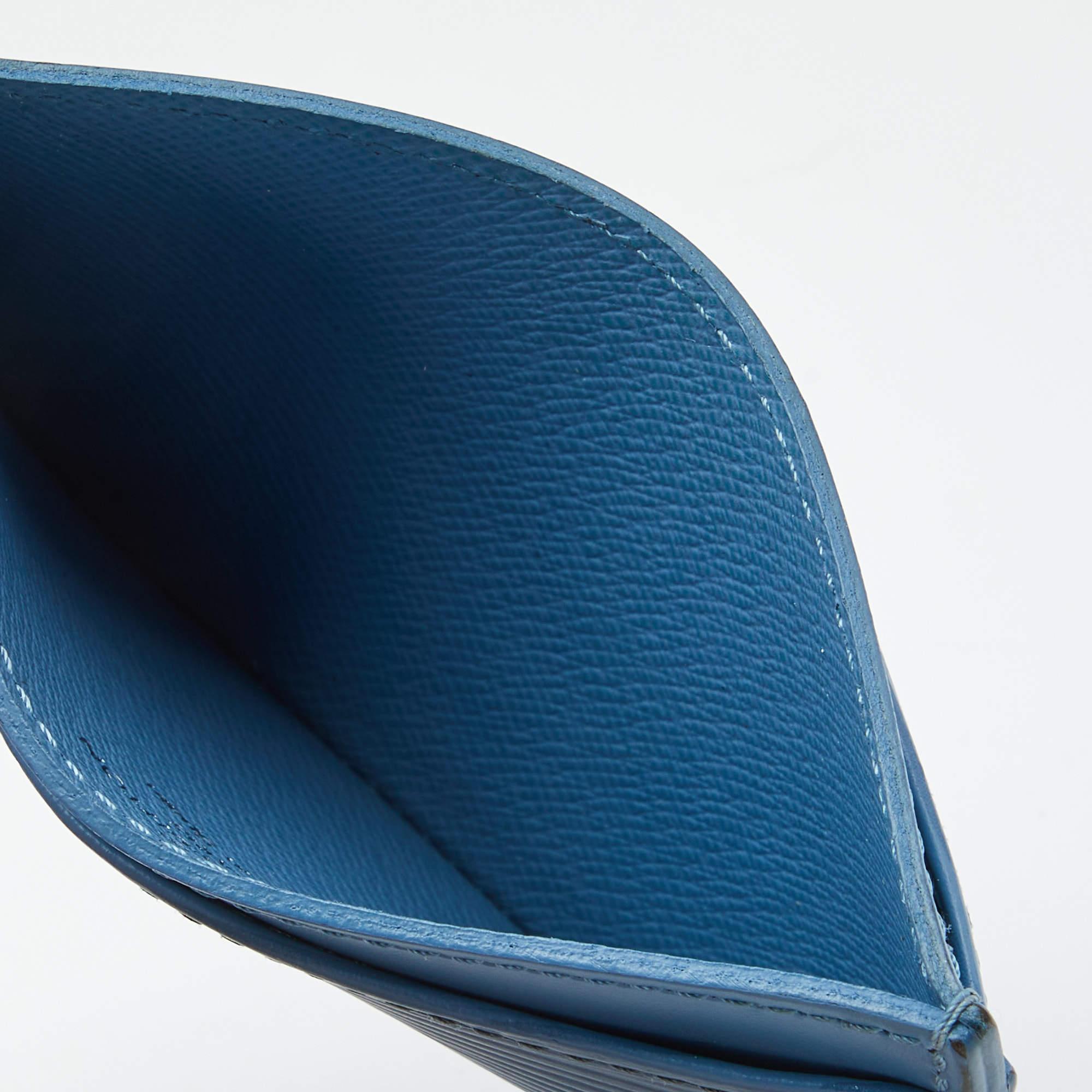 This stylish and functional cardholder is a must have in your collection. It is equipped with multiple well lined slots to hold your cards.