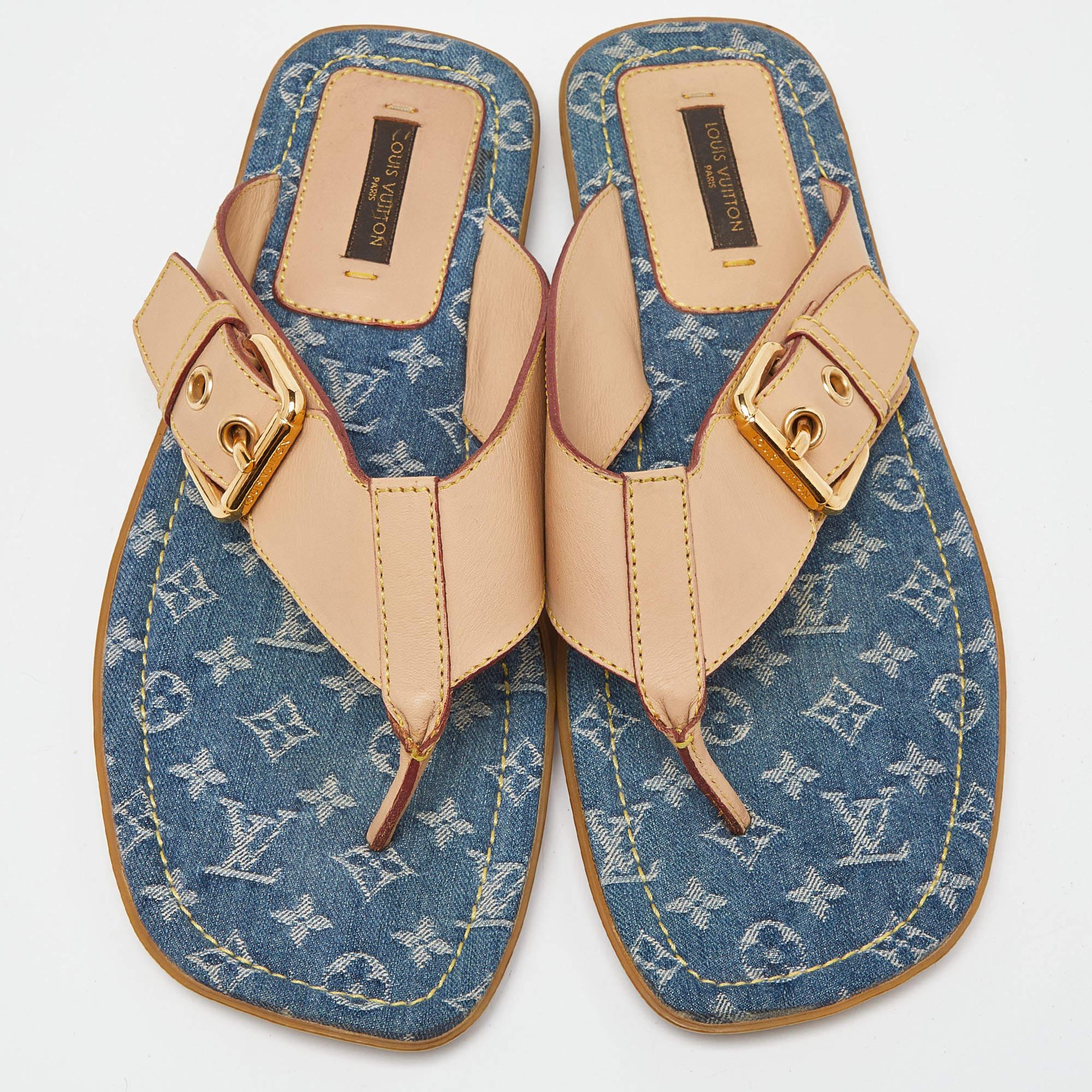 Frame your feet with these LV flat sandals. Created using the best materials, the flats are perfect with short, midi, and maxi hemlines.

