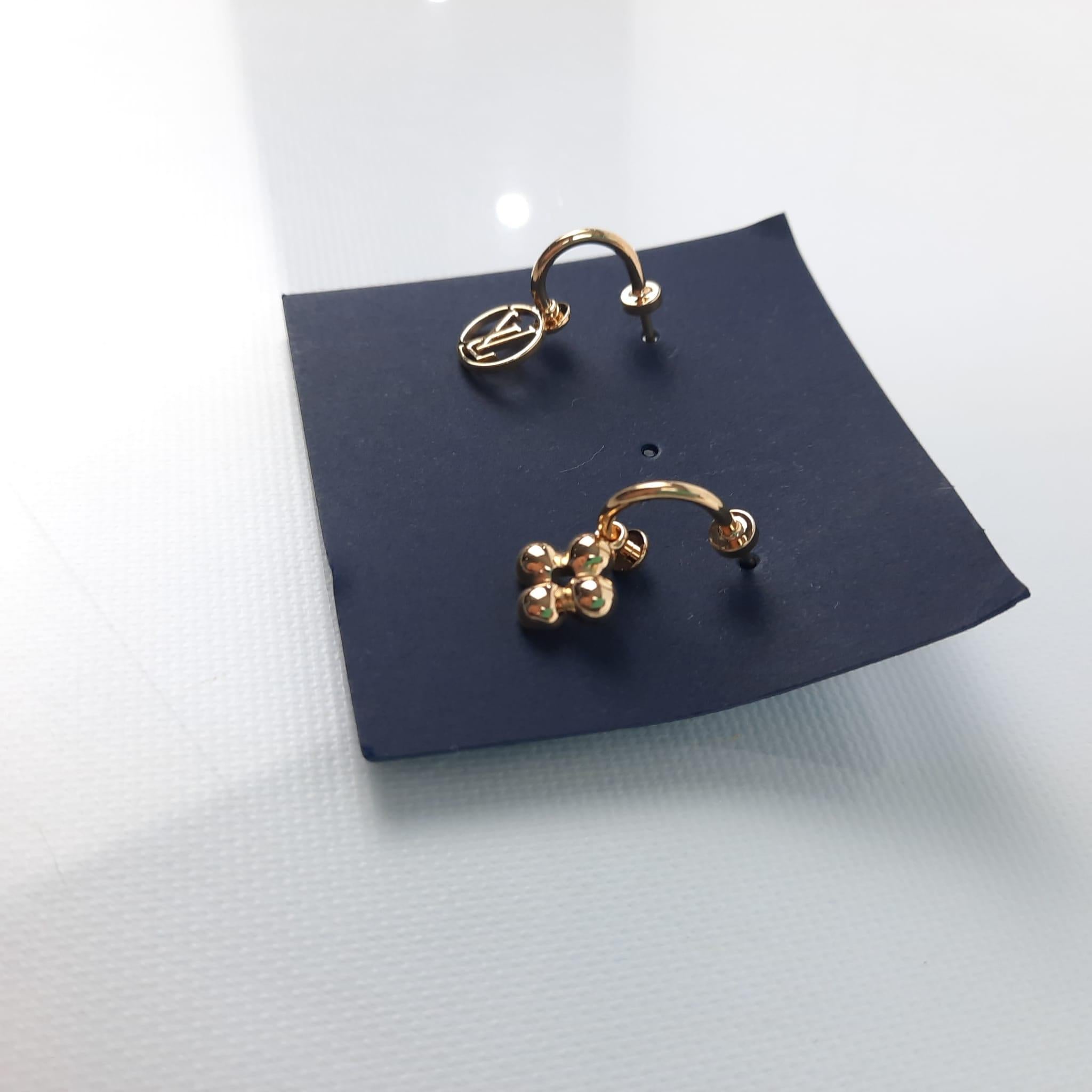 Blooming reinterprets the House's iconic LV Circle and Monogram Flower signatures as dangling charms. A perfect gift, these feminine earrings will provide the finishing touch for any look.
Length: ~2.5 cm/1 inch
Metal with gold-colour