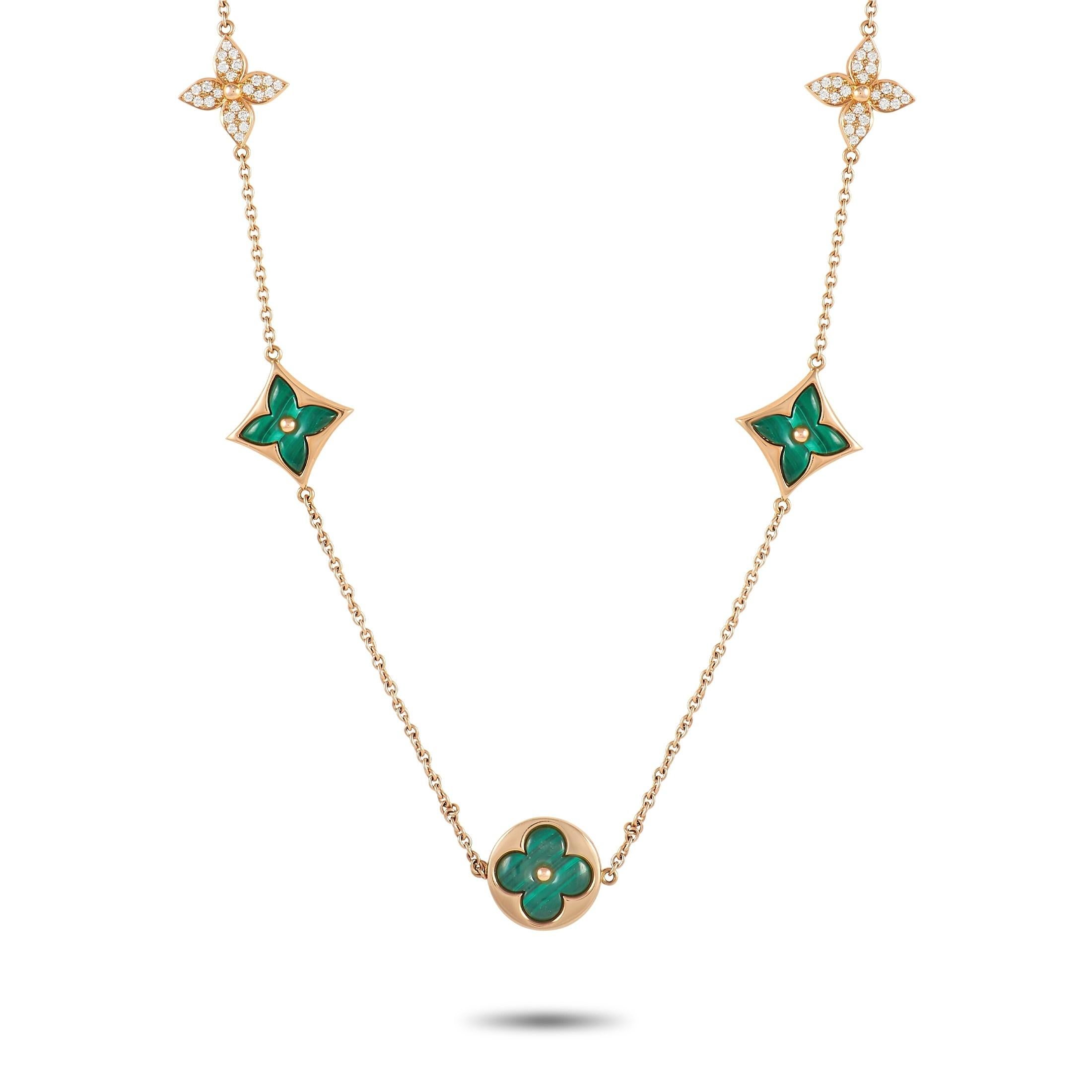 Definieren Sie Ihren Stil mit dieser Louis Vuitton Monogram Flower 18K Rose Gold Diamond and Malachite Long Necklace. Es hat eine 36 Zoll lange Kette aus Roségold mit fünf Anhängern. Zwei davon sind Monogrammblüten aus Roségold, die mit Diamanten