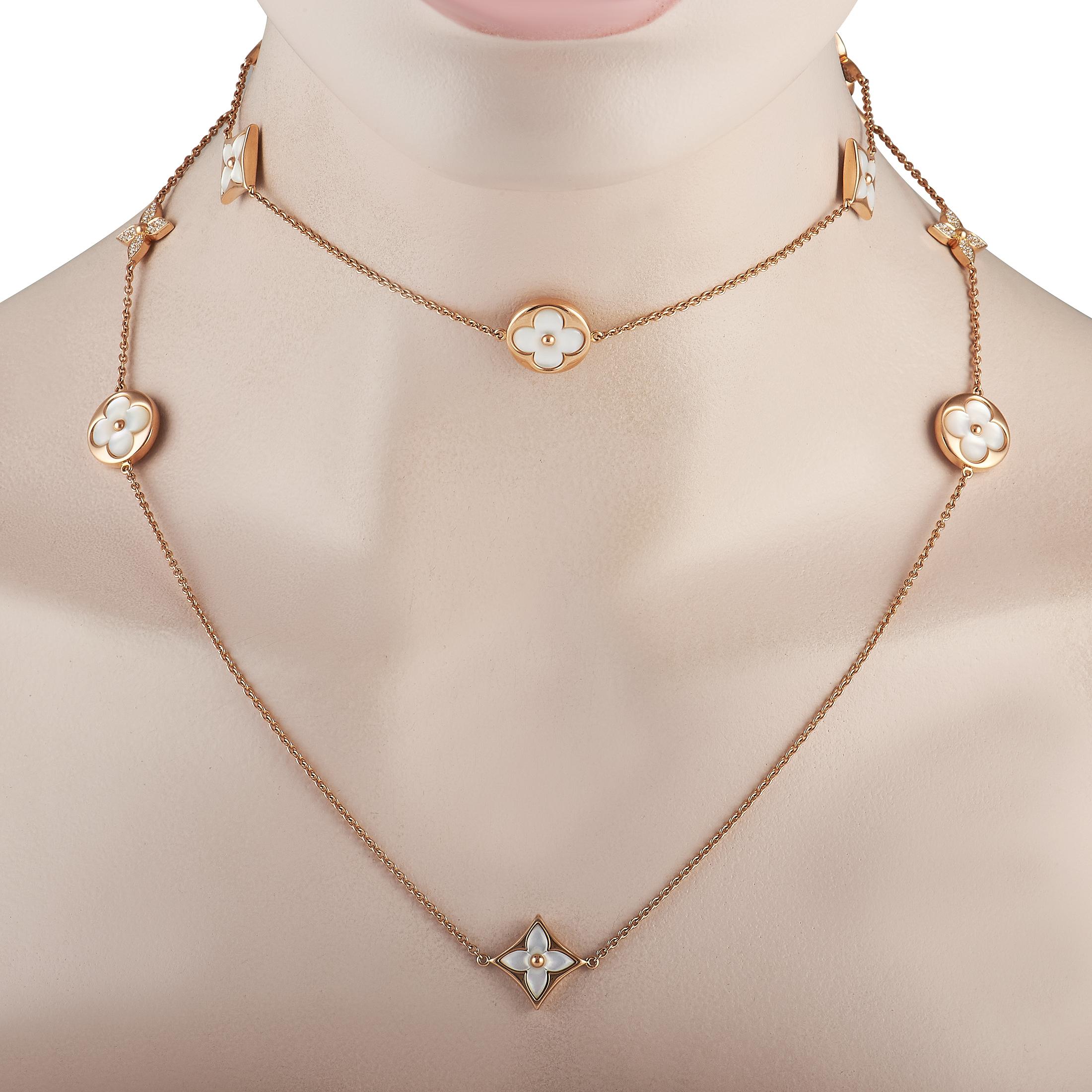 Definieren Sie Ihren Stil mit dieser Louis Vuitton Blossom Sautoir Halskette. Mit einer Länge von 36 Zoll kann diese Halskette auf verschiedene Weise getragen werden. Rund um die lange Kette sind verschiedene markante Markenmotive aus Perlmutt und