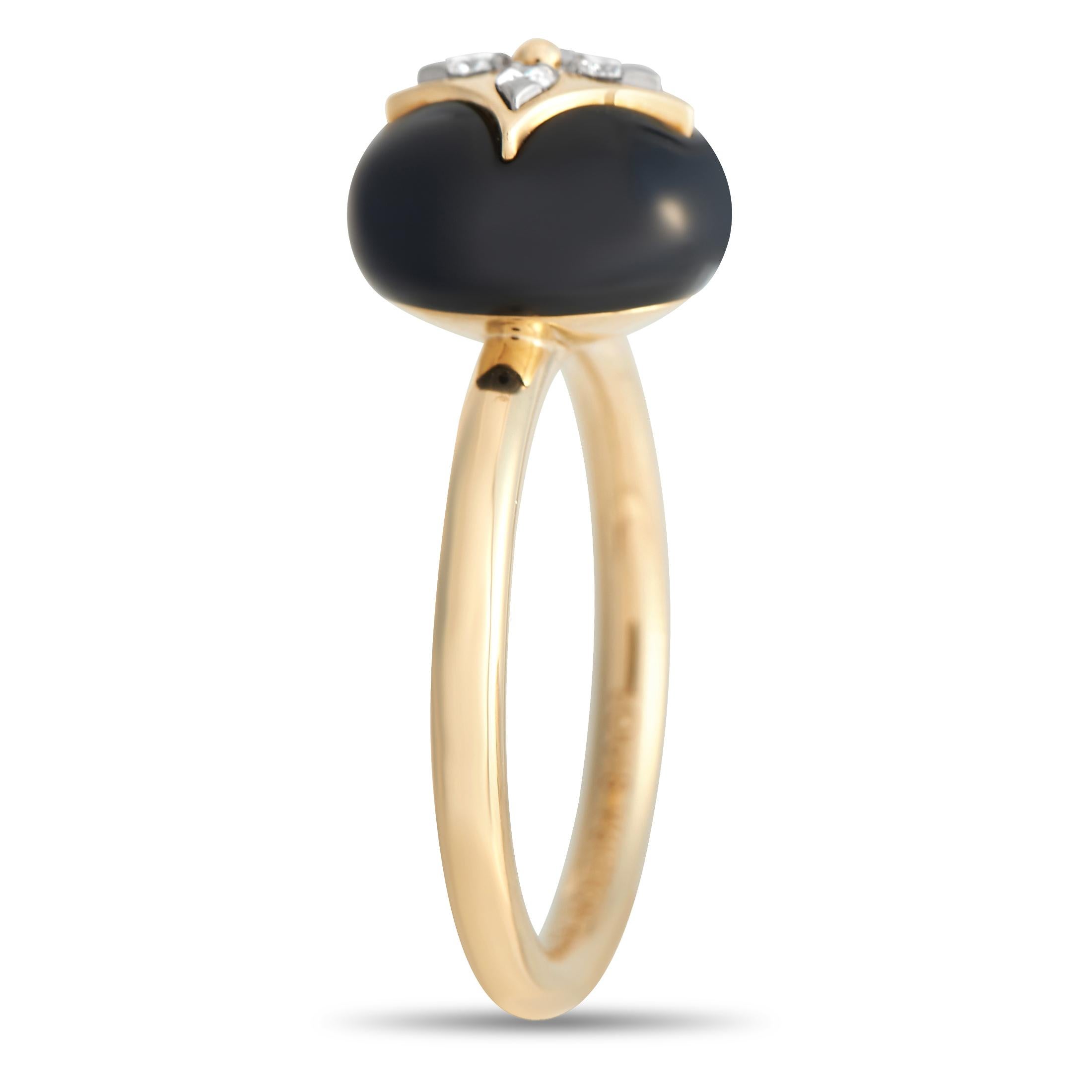 There’s something classic and elegant about this Louis Vuitton Blossom ring. An onyx orb makes a statement at the center. It beautifully showcases this ring's sparkling inset Diamonds and an engraving of the brand’s iconic motif. Incredibly