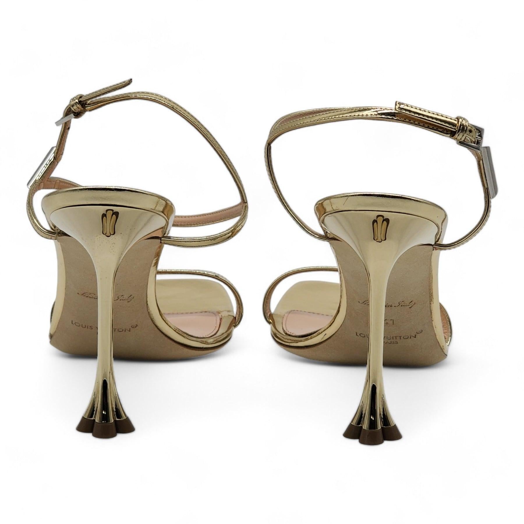 Gold. 
Metallic calf leather. 
Leather outsole. 
9.5 cm / 3.7-inch heel. 
V accessory. 
Monogram Flower-shaped heel. 
Made in Italy. 

Size: 41

Condition:
Brand new with box.