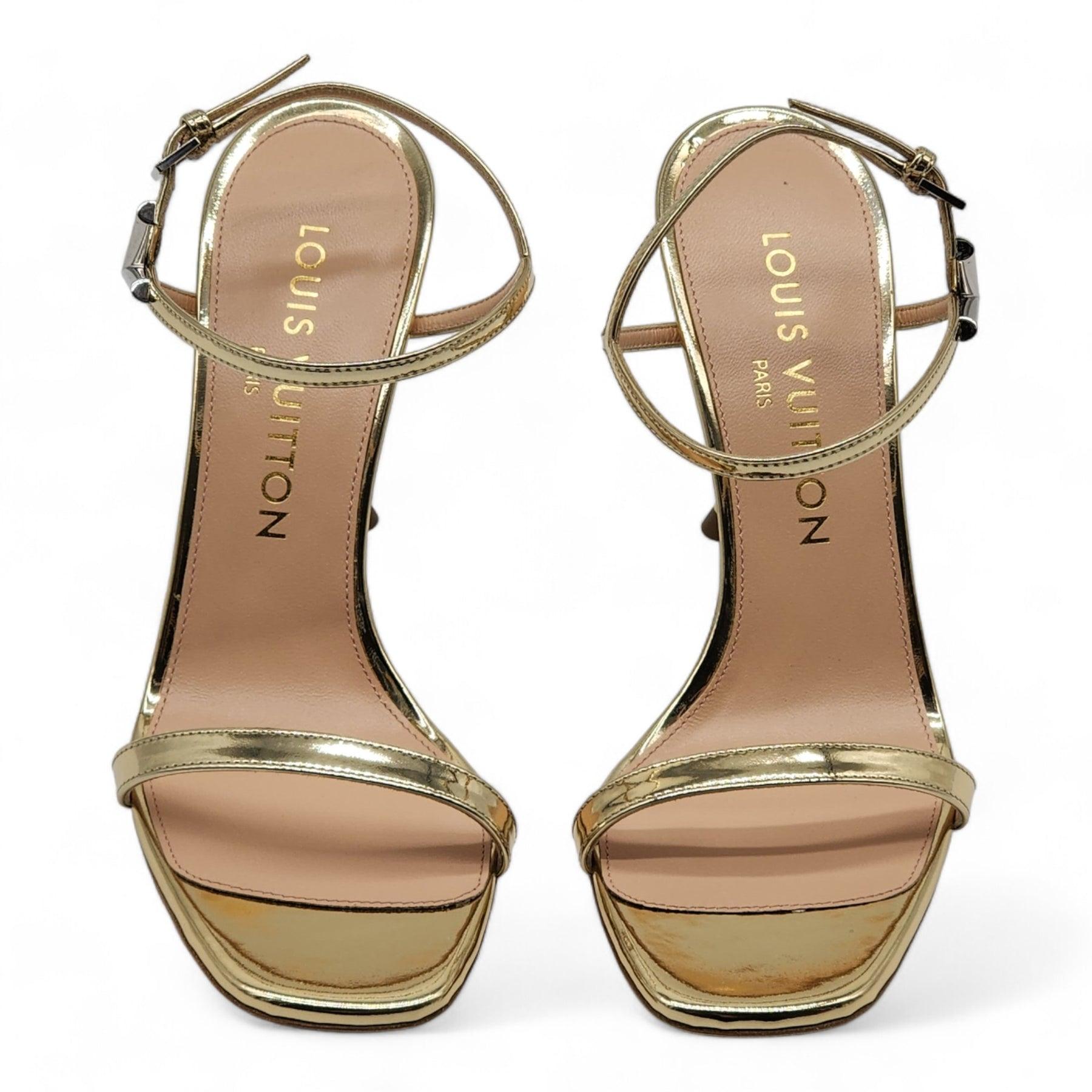 Louis Vuitton Sandali Blossom in pelle color oro Taglia 36.

Informazioni aggiuntive:
Materiale: Pelle di vitello metallizzata
Suola in pelle
V.I.I.
Colore: oro
Tacco a forma di fiore Monogram
Taglia: 6 US
Paese: Italia
Dimensioni: 9,5 cm / 3,7
