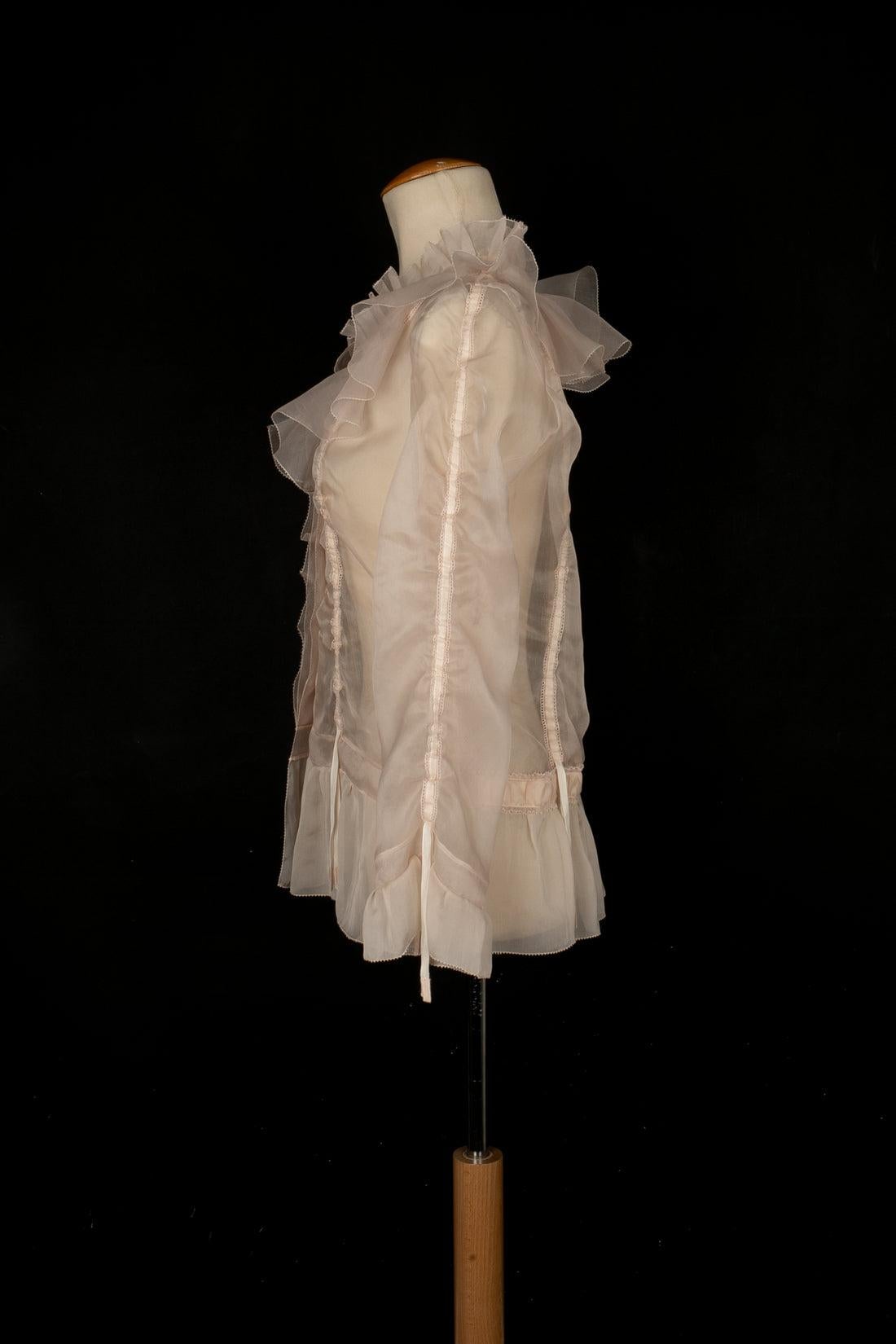 Louis Vuitton - (Made in France) Transparent organdie blouse in white and powder pink tones. Size 40 FR.

Additional information:
Condition: Very good condition
Dimensions: Shoulder width: 40 cm - Chest: 45 cm - Sleeve length: 55 cm - Length: 64