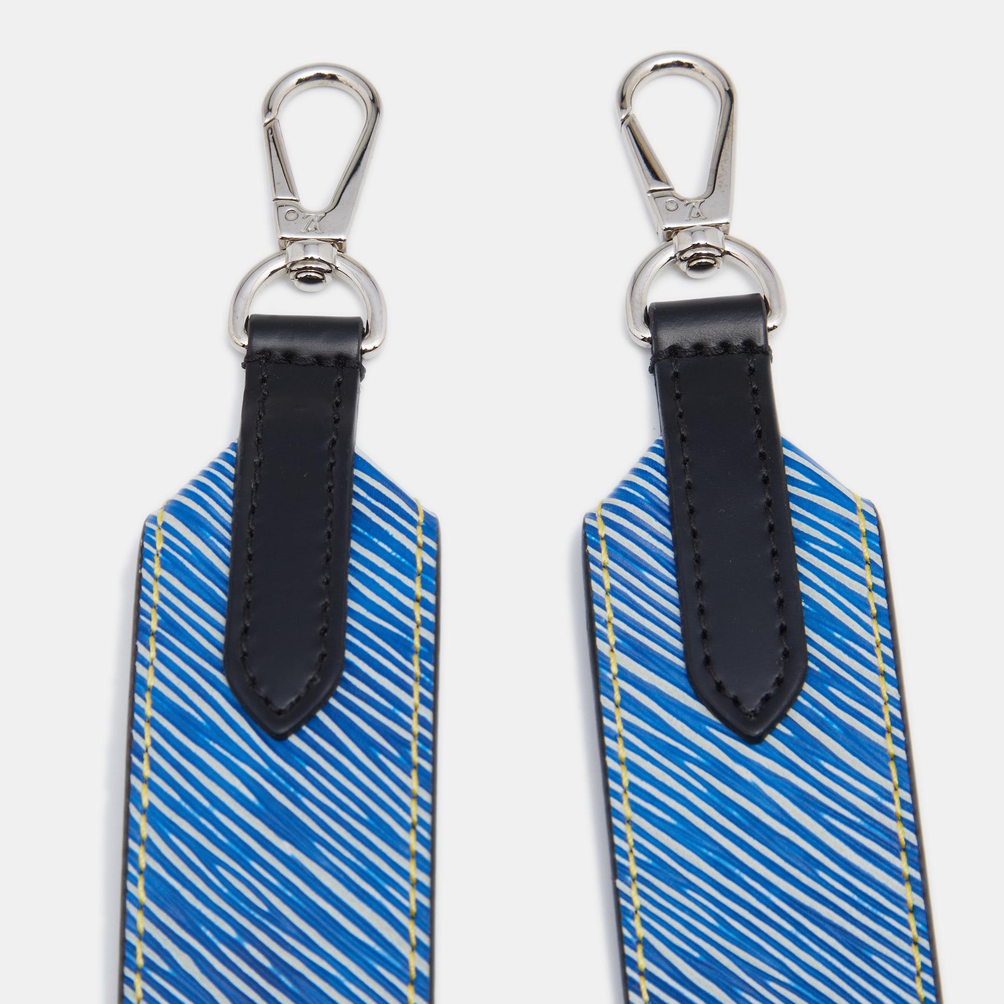 Louis Vuitton brings you this chic shoulder strap to carry your handbags in different ways. The strap is made from Epi leather and has a distinct color on each side. It is complete with silver-tone clasps.

Includes: Original Dustbag