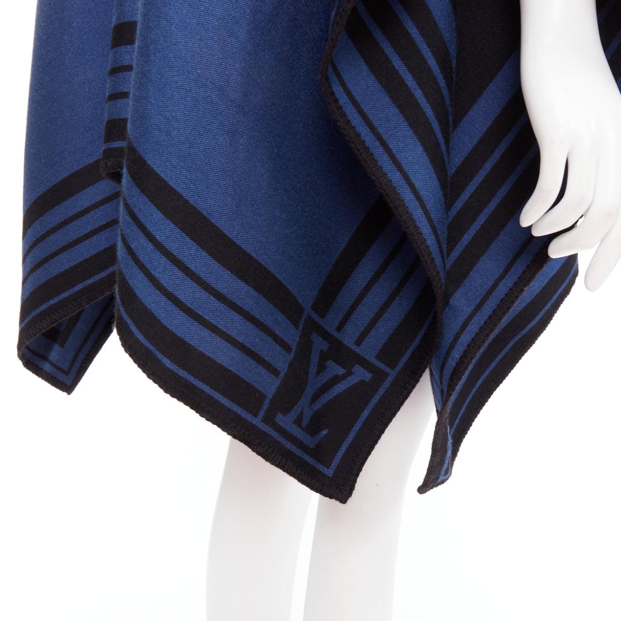 LOUIS VUITTON poncho blu in misto cachemire con nappina in pelle nera con logo LV
Riferimento: GEGG/A00060
Marchio: Louis Vuitton
Stilista: Marc Jacobs
Materiale: Cashmere, misto, pelle
Colore: Blu, Nero
Modello: Tinta unita
Chiusura: