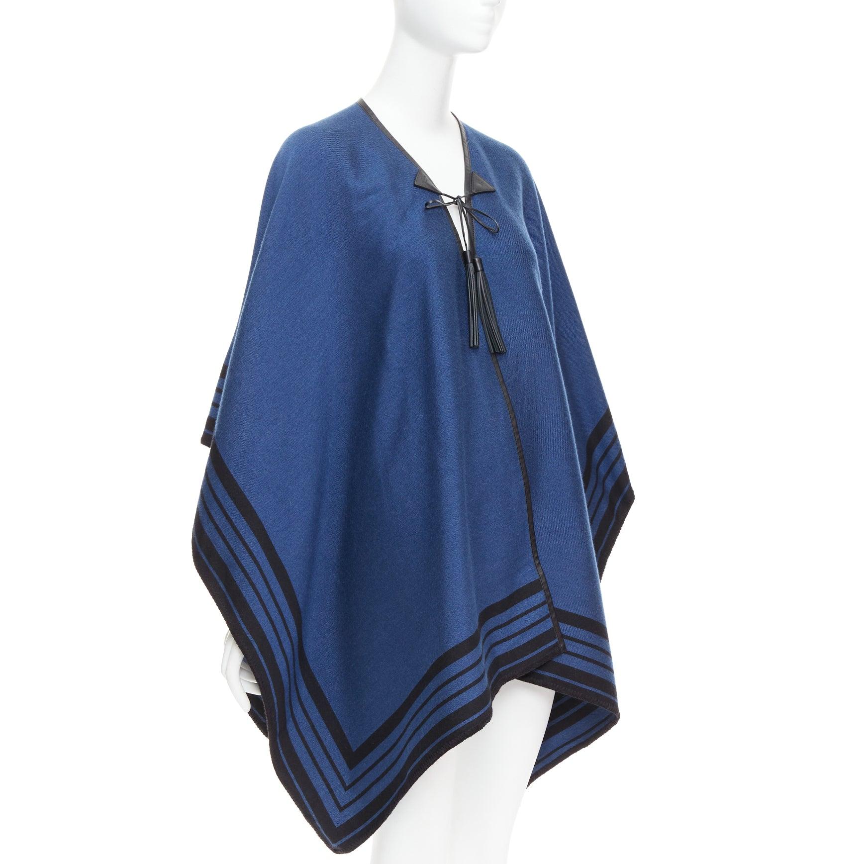 Viola LOUIS VUITTON poncho blu in misto cachemire con nappina in pelle nera con logo LV in vendita