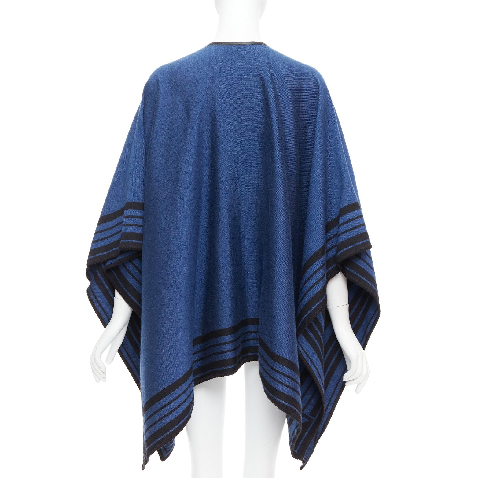 Donna LOUIS VUITTON poncho blu in misto cachemire con nappina in pelle nera con logo LV in vendita