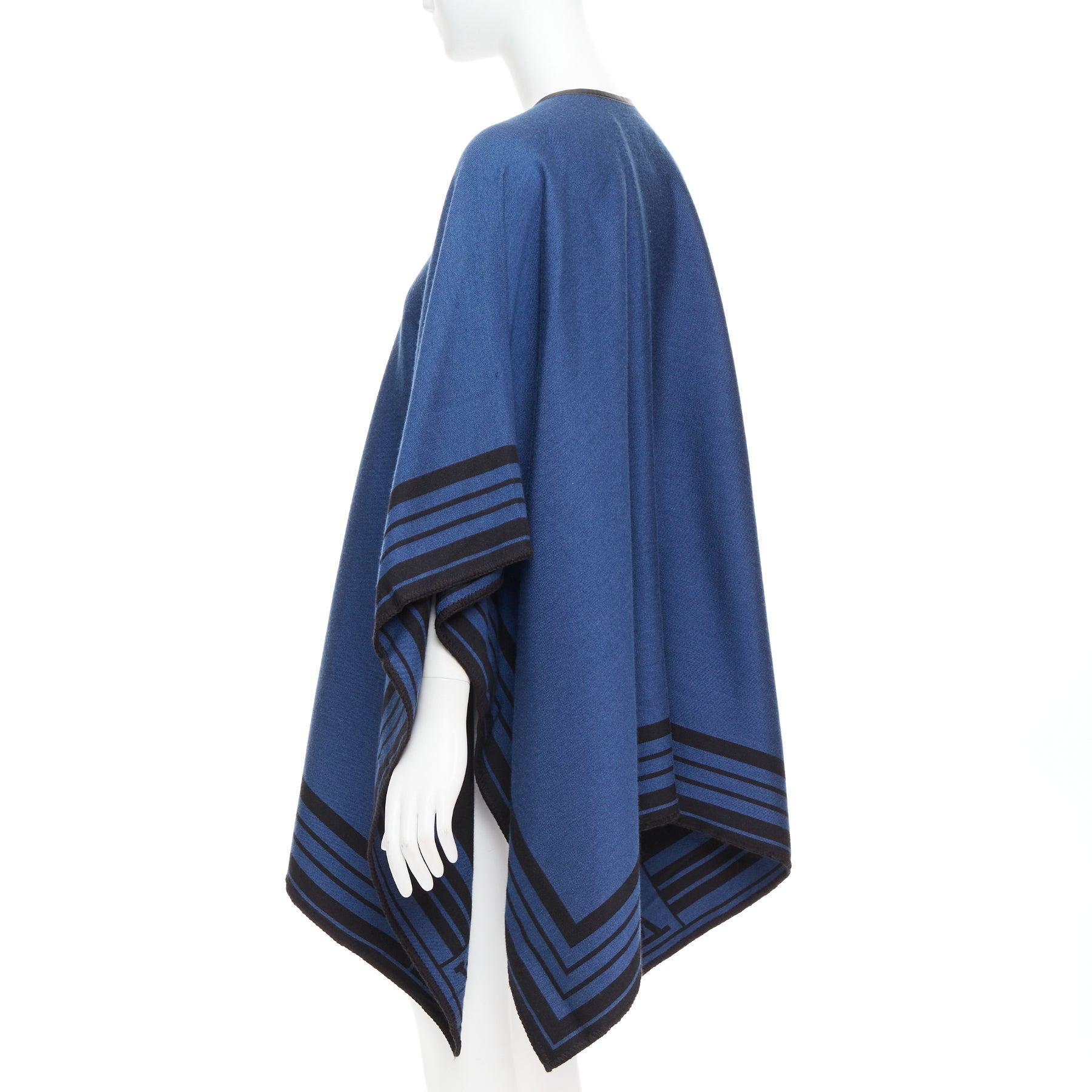 LOUIS VUITTON poncho blu in misto cachemire con nappina in pelle nera con logo LV in vendita 1