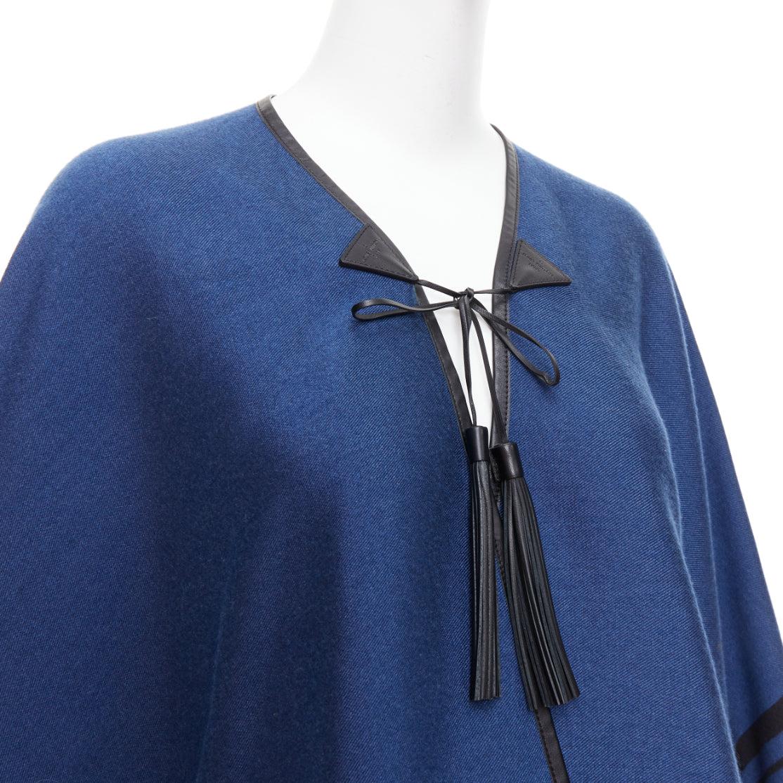 LOUIS VUITTON poncho blu in misto cachemire con nappina in pelle nera con logo LV in vendita 2