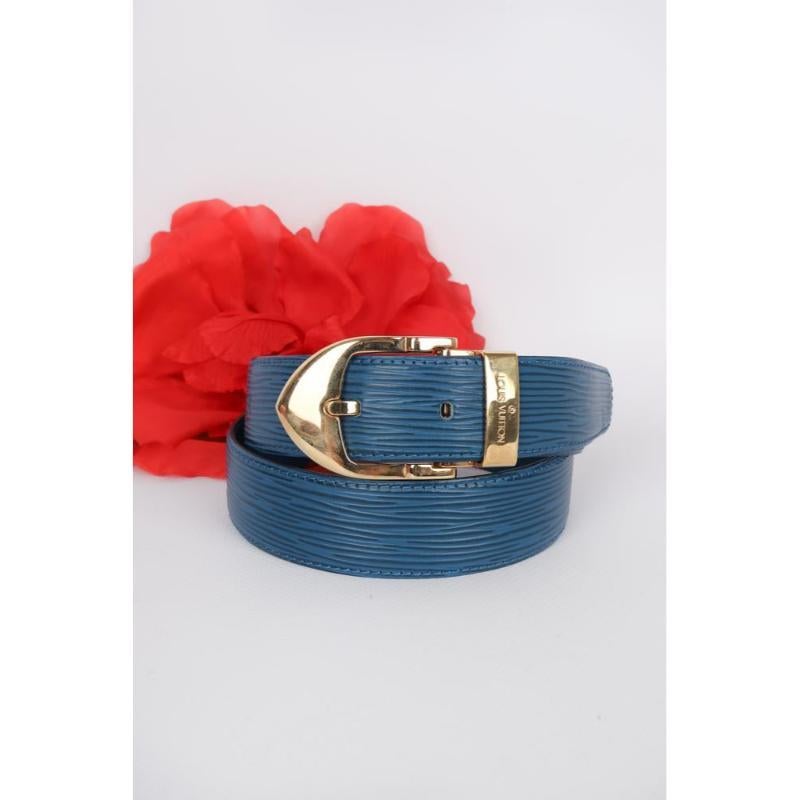 Louis Vuitton - (Made in France) Blue cob leather belt with a golden metal buckle.

Additional information:
Condition: Good condition
Dimensions: Length: from 61 cm to 71 cm

Seller Reference: ACC47