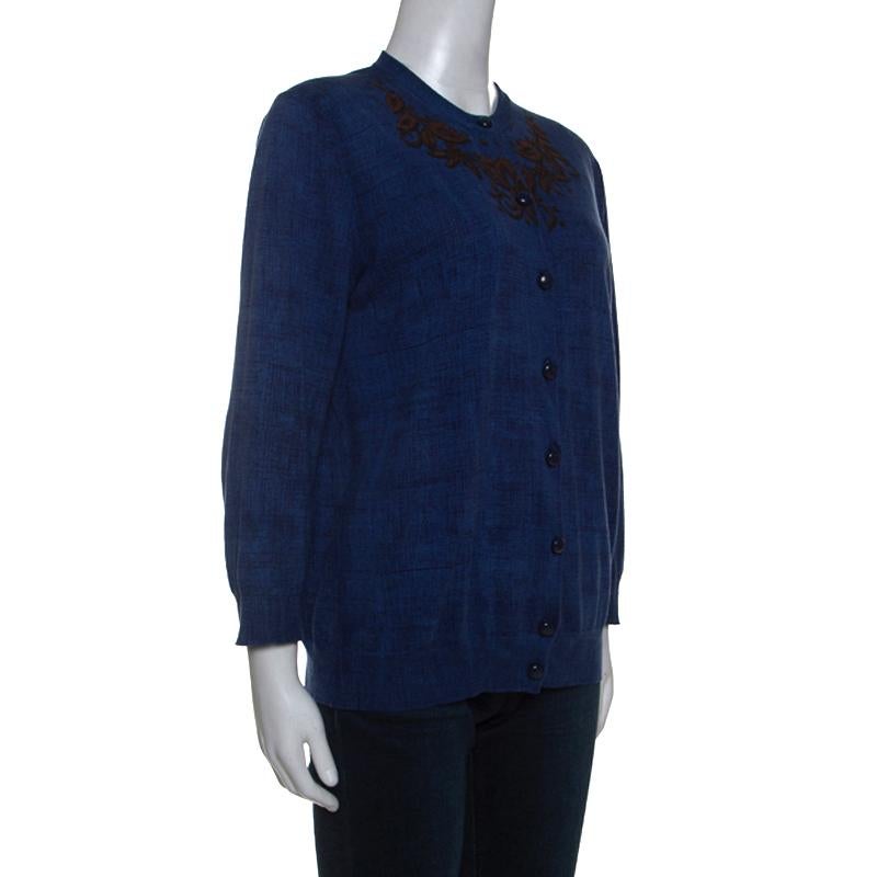 Your search for a stylish and sophisticated cardigan ends with this lovely one from Louis Vuitton. This cardigan is made of 100% cotton and features a contrasting black print near the neckline to the front. It flaunts long sleeves and button