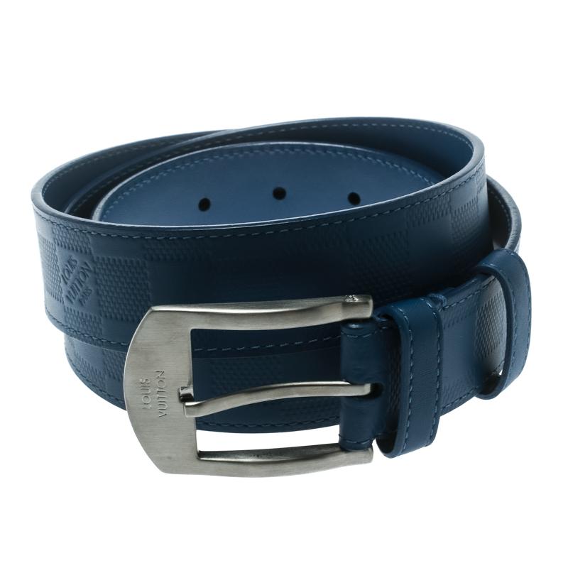 An essential wardrobe accessory, belts not only add to one's individual style but also help you in making a statement! This Infini Detroit belt from Louis Vuitton comes crafted from damier embossed leather in a blue shade and features an engraved