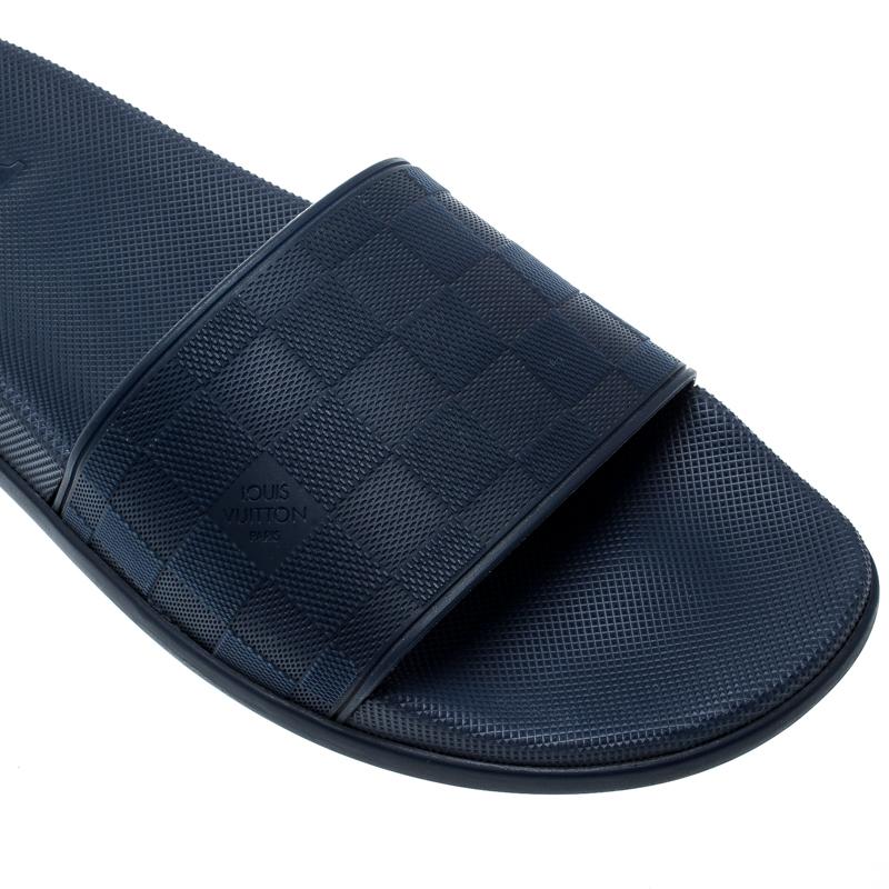 Louis Vuitton Blue Damier Embossed Rubber Waterfront Flat Slides Size 43 In Good Condition For Sale In Dubai, Al Qouz 2