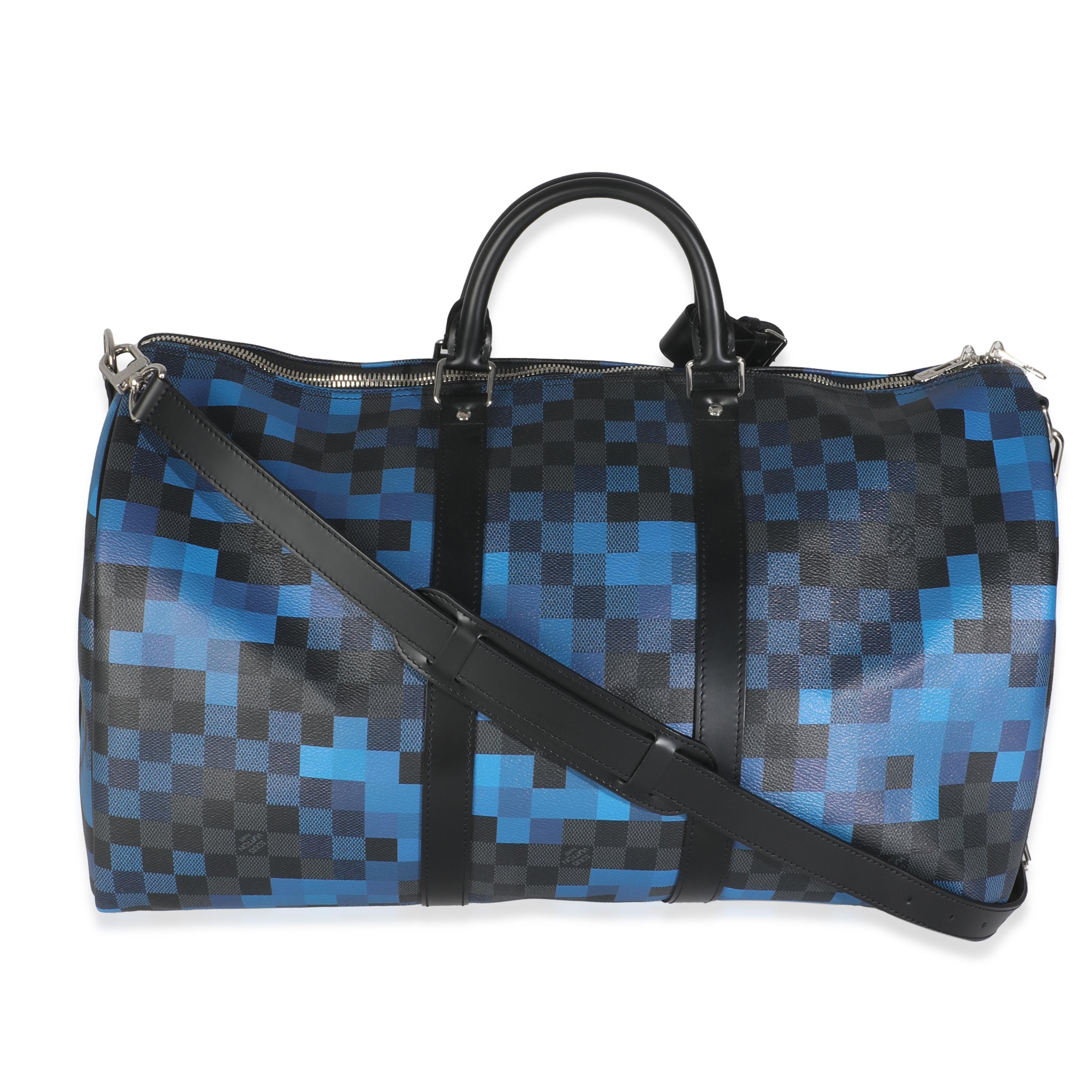 Título del listado: Louis Vuitton Azul Damier Grafito Lienzo Pixel Lienzo Keepall Bandouliere 50
SKU: Z145730
Estado: Seminuevo 
Descripción del estado: El bolso Keepall, un diseño de principios del siglo XX de Louis Vuitton, es la personificación