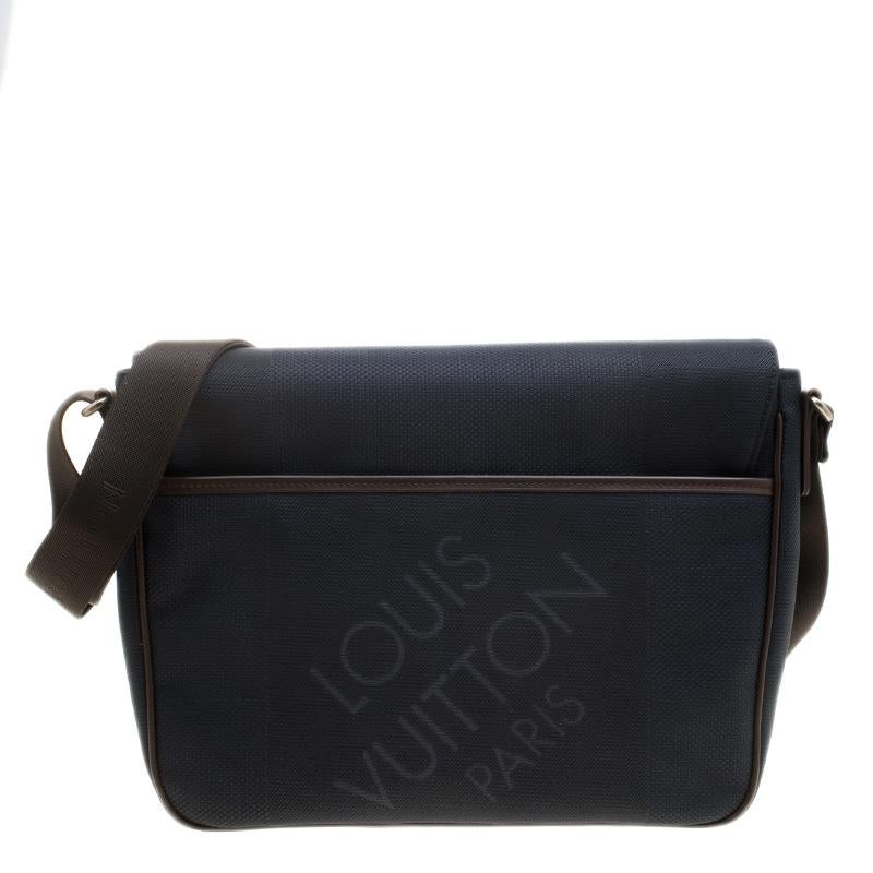 Look every bit dapper as you carry this Messenger bag from the house of Louis Vuitton. It is designed from a blue Damier canvas body and trimmed with brown leather. It comes with an adjustable shoulder strap and features a flap silhouette. Carry
