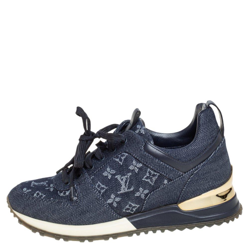 Realizzate per garantire il massimo comfort, queste sneakers Run Away di Louis Vuitton sono trendy ed eleganti. Sono state realizzate in denim e pelle Monogram e sono caratterizzate da tomaie con lacci, linguette e l'etichetta sugli inserti in