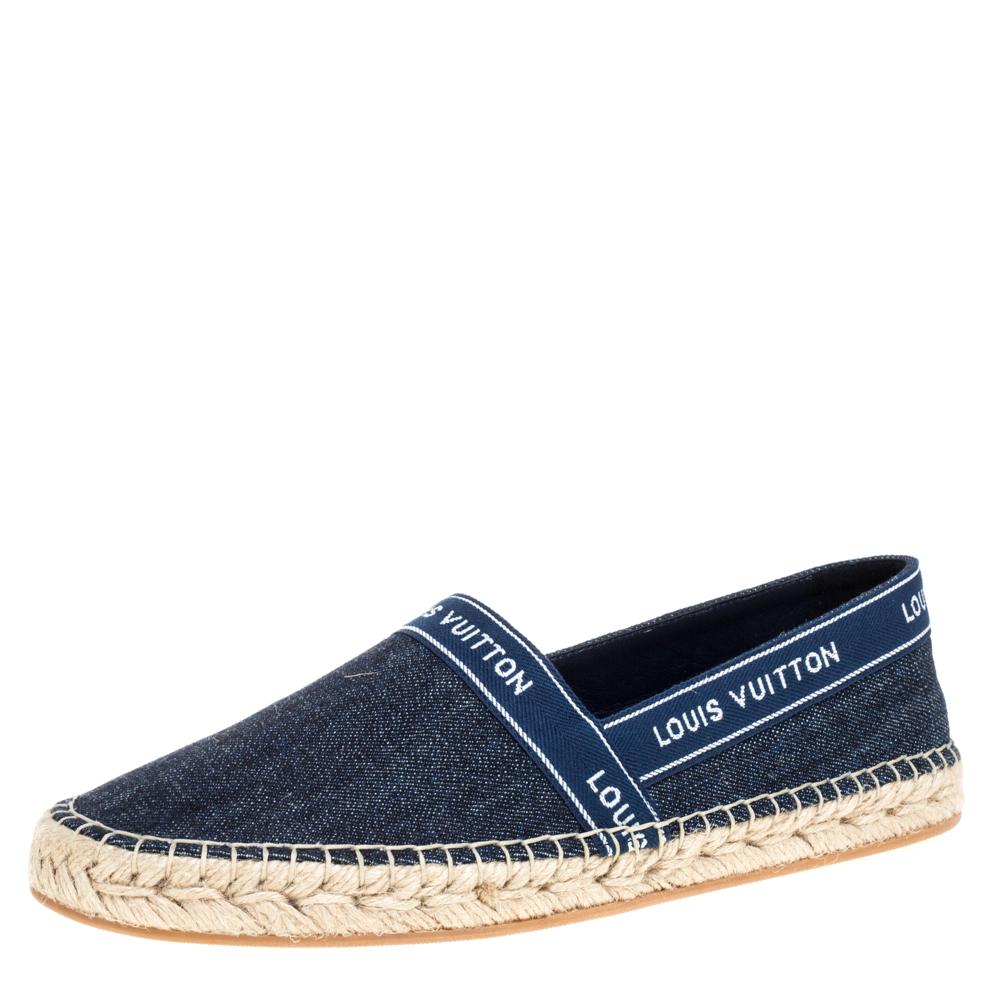 Flaunt your high-style with these flats from Louis Vuitton. They've been carefully crafted from denim fabric, and designed in a slip-on style with a blue shade all over and brand label printed trim on the toplines. Completed with espadrille
