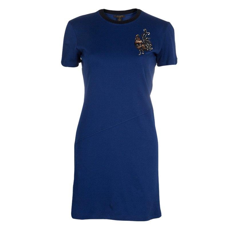 Treasure this chic and brandish T-shirt dress tailored by Louis Vuitton. Crafted from cotton polyester, polyamide and elastane blend, it features a laudable crew neckline and well suited short sleeves. This dress is adorned with sequin embellished