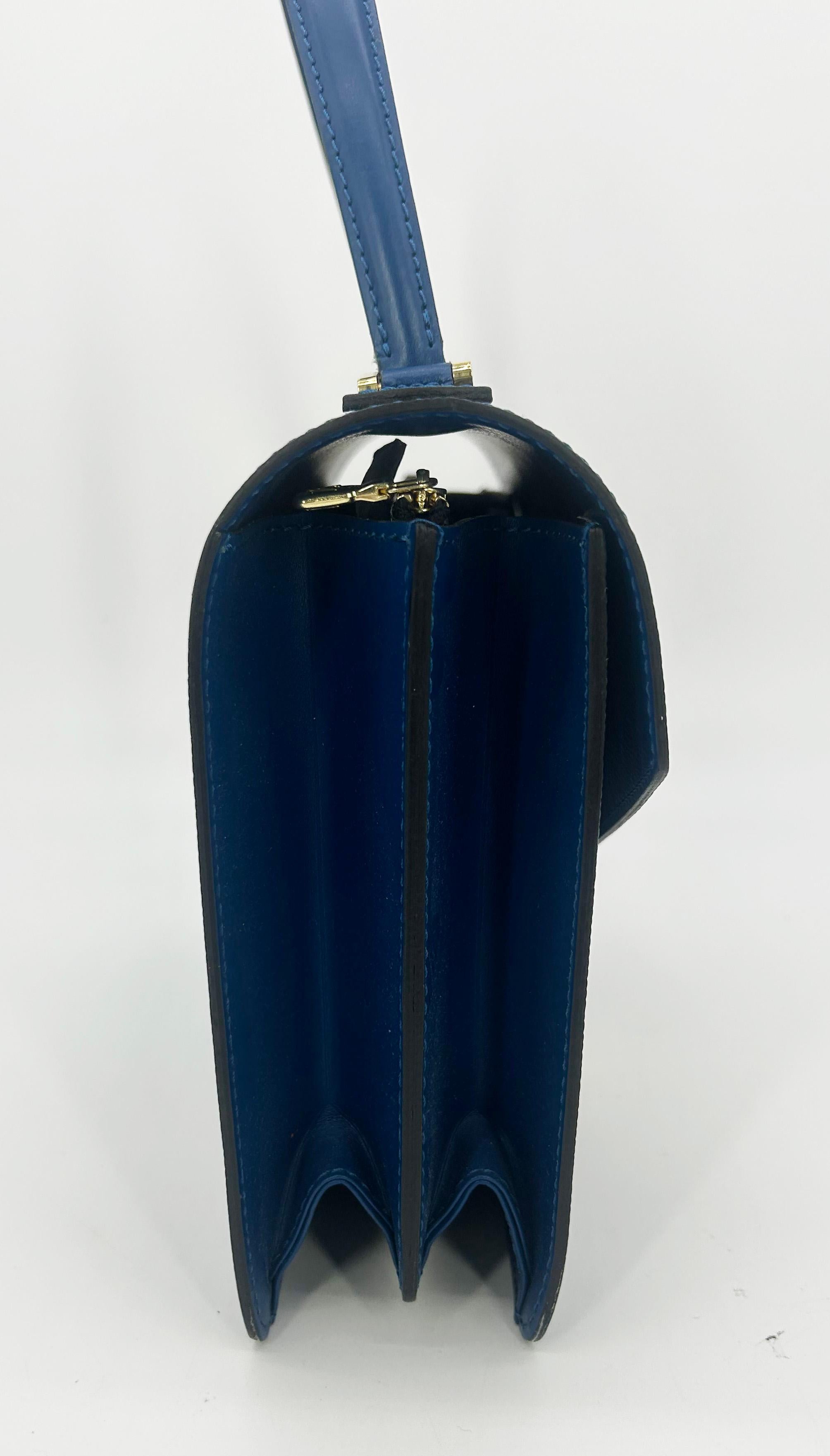 Sac Louis Vuitton Epi Condit bleu en bon état. Cette magnifique édition limitée du modèle CIRCA, datant du milieu des années 2000, n'est plus fabriquée ni vendue dans le commerce et n'a été commercialisée que dans des couleurs limitées de cuir épi.