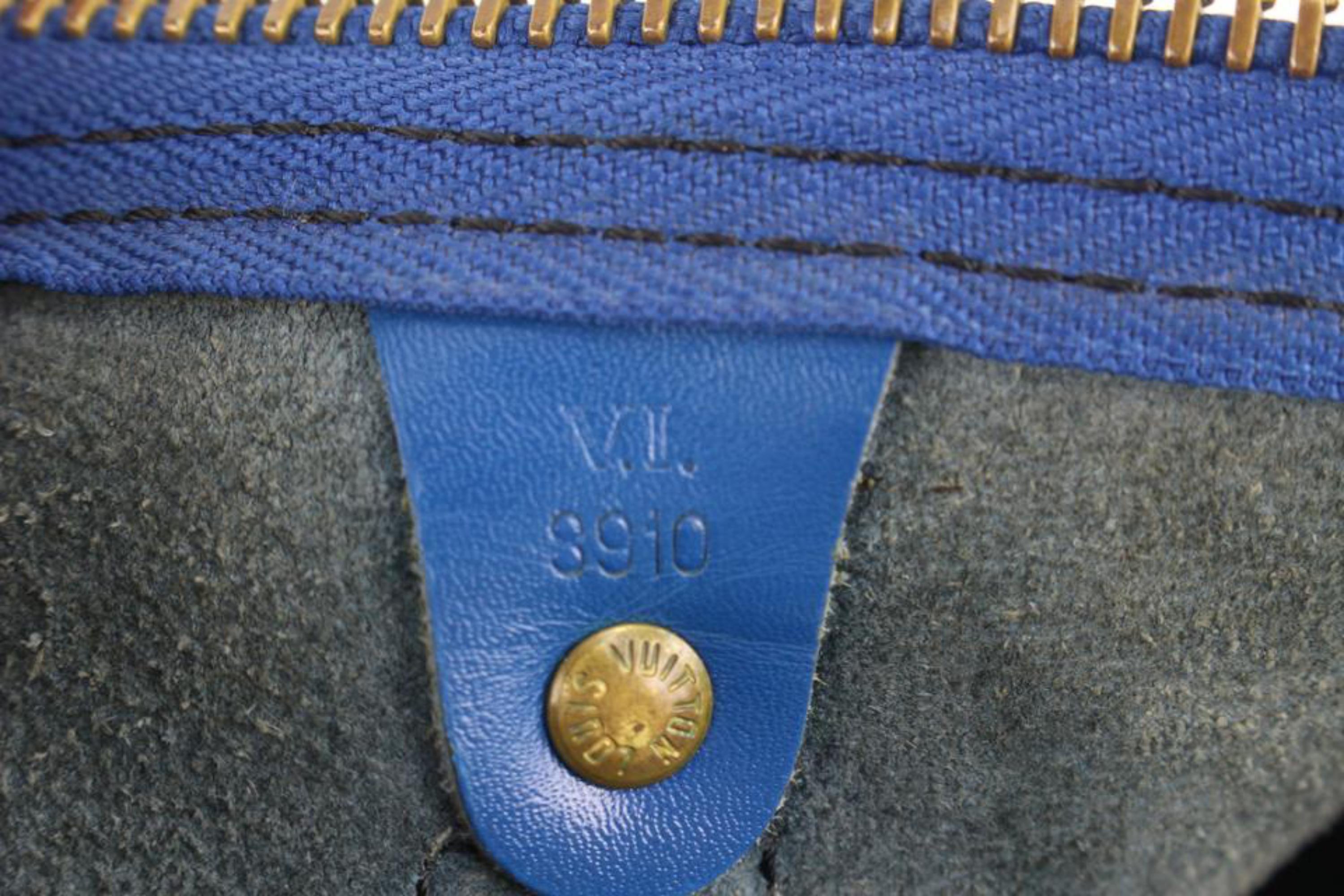 Louis Vuitton - Sac de sport Keepall 55 en cuir épi bleu 113lv48
Code de date/Numéro de série : VI8910
Fabriqué en : France
Mesures : Longueur :  largeur de 22 pouces :  9.75